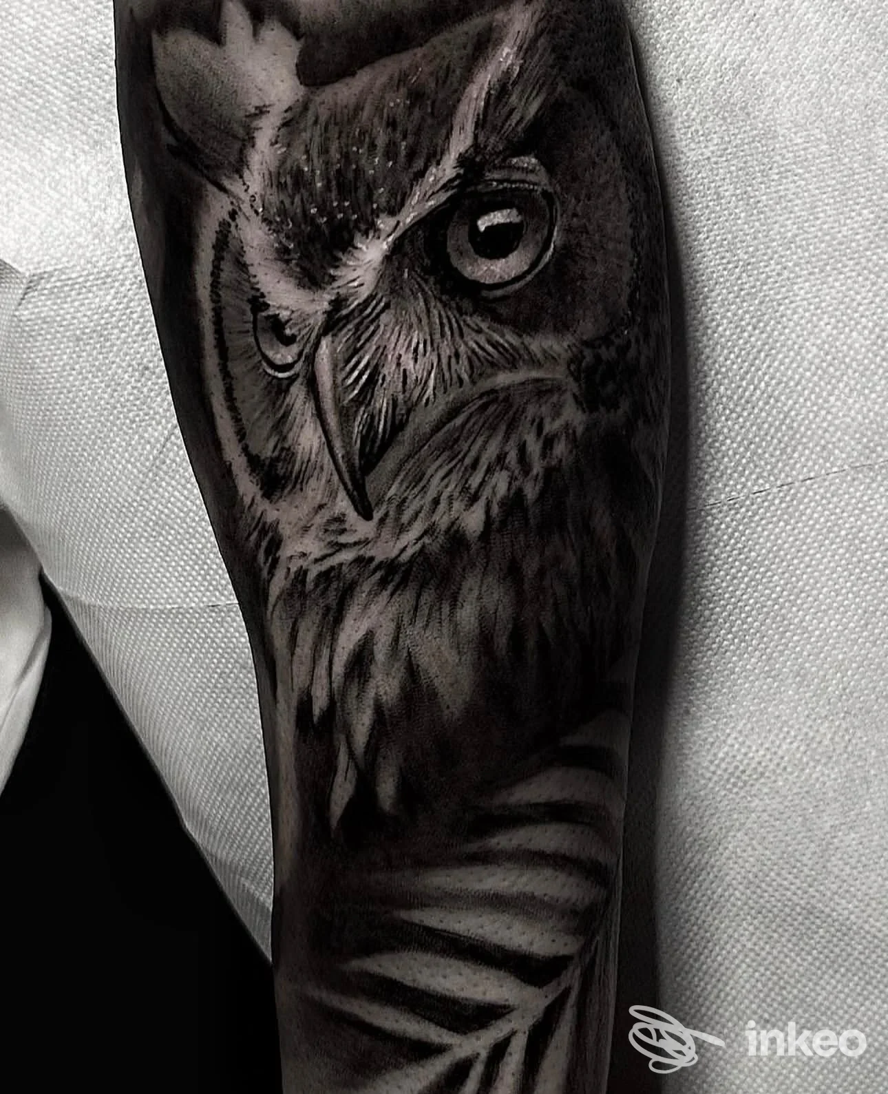 Tatuaggio realistico di un gufo sull'avambraccio, foto inviata dallo studio Free Spirit Ink Matteo Spada a Decimomannu.
