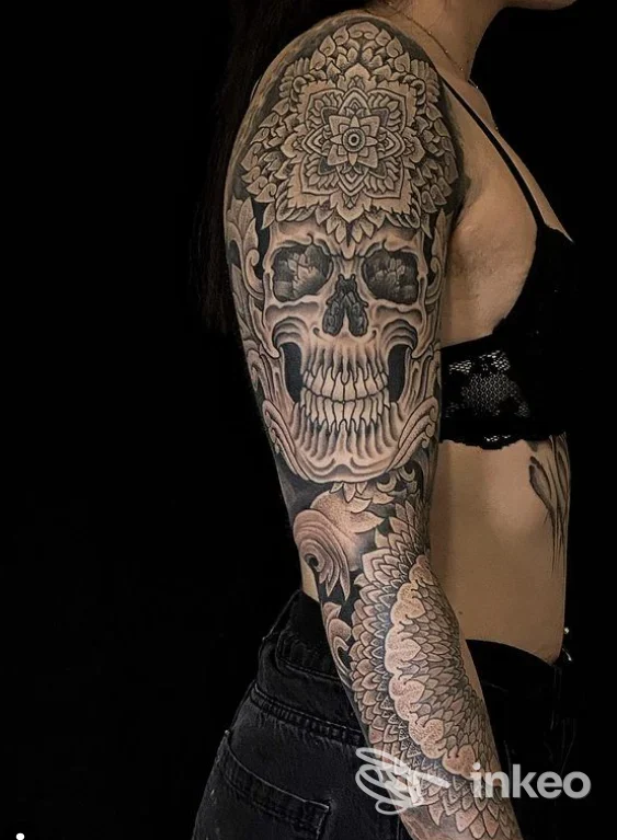 Tatuaggio mezza manica con teschio ornamentale su braccio, Country life tattoo studio, Rieti.