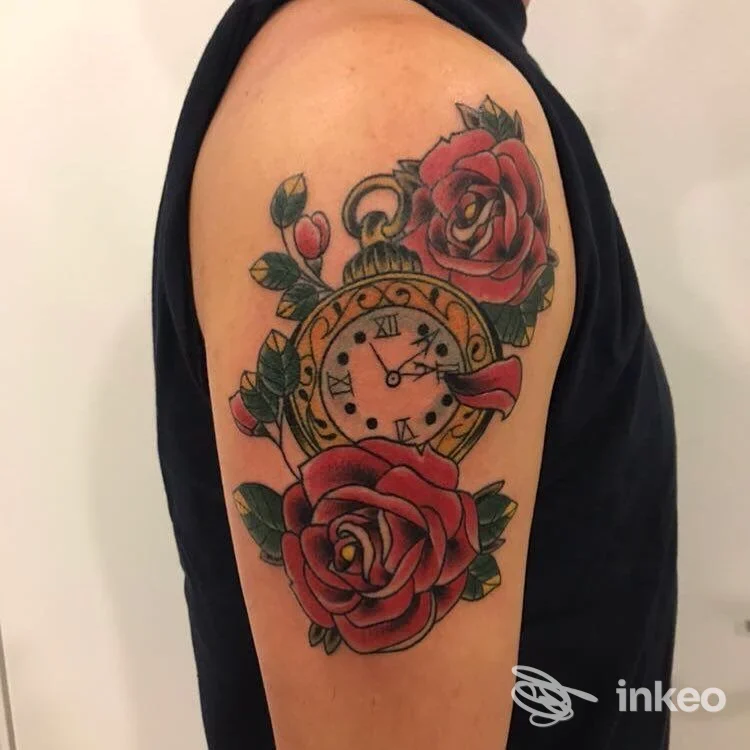 Tatuaggio a Viterbo presso T- Rooster Tattoo: orologio da tasca con grandi rose rosse sul braccio superiore.