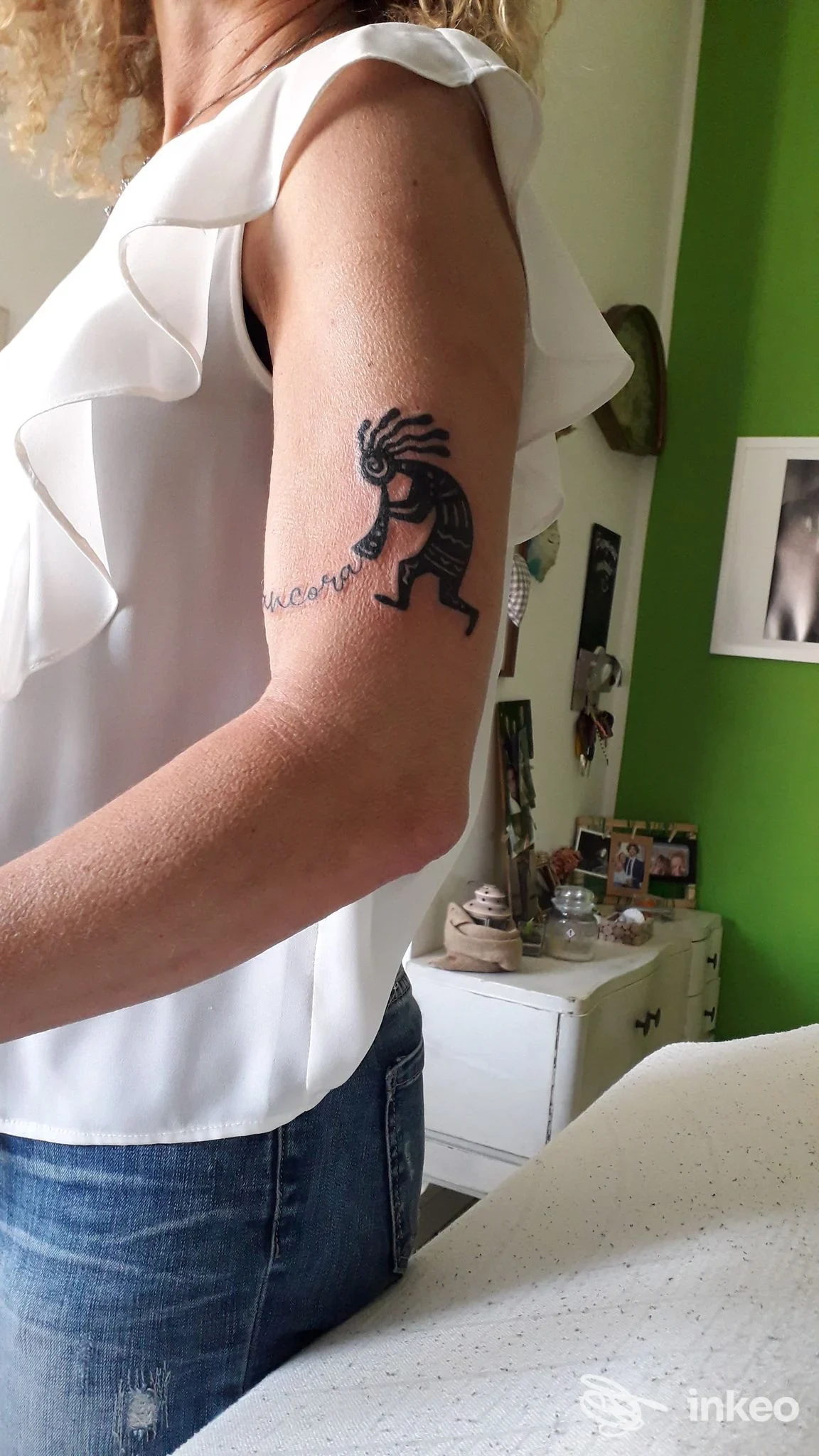 Tatuaggio nero stilizzato sul lato esterno della parte superiore del braccio, foto per La Balena Nera -electric Tattoo shop- a Castelmassa.