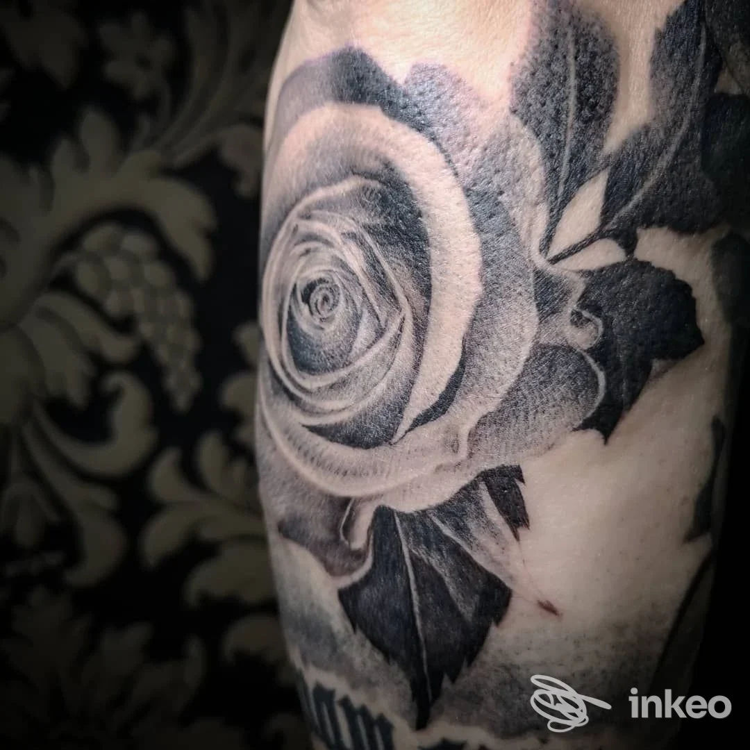 Tatuaggio realistico di una rosa in nero e grigio, foto scattata sull'avambraccio. La Balena Nera -electric Tattoo shop- a Castelmassa.
