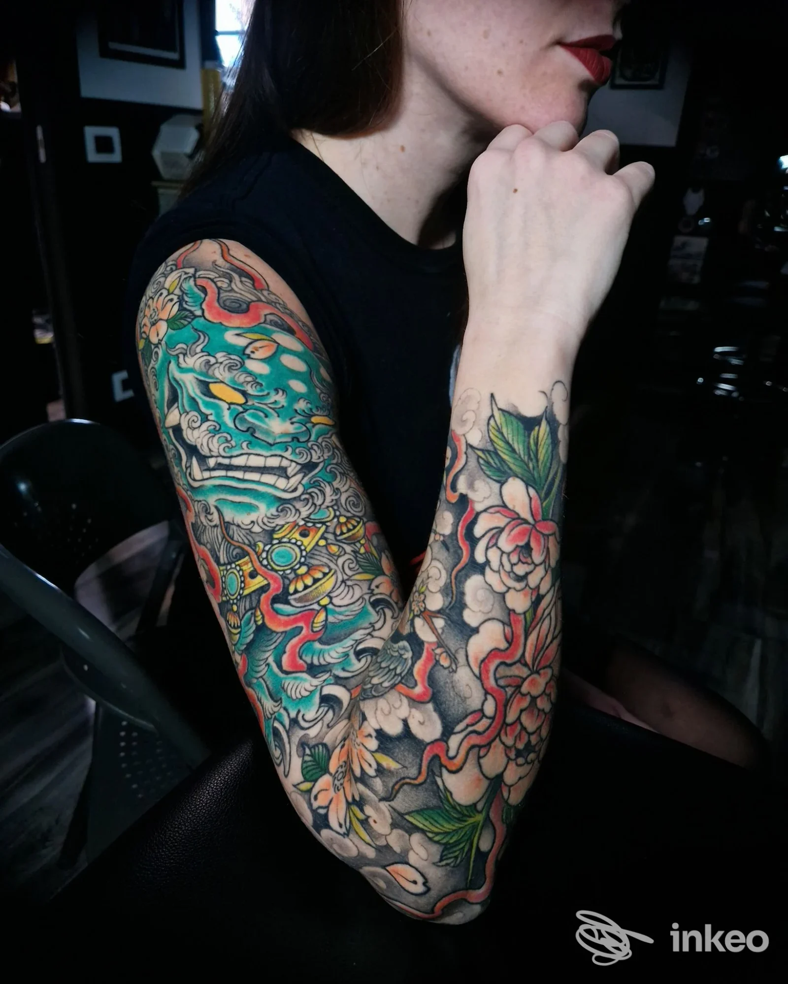 Manica tatuata a colori sul braccio sinistro, foto da BLACK BEAR TATTOO SHOP APRILIA, Aprilia.