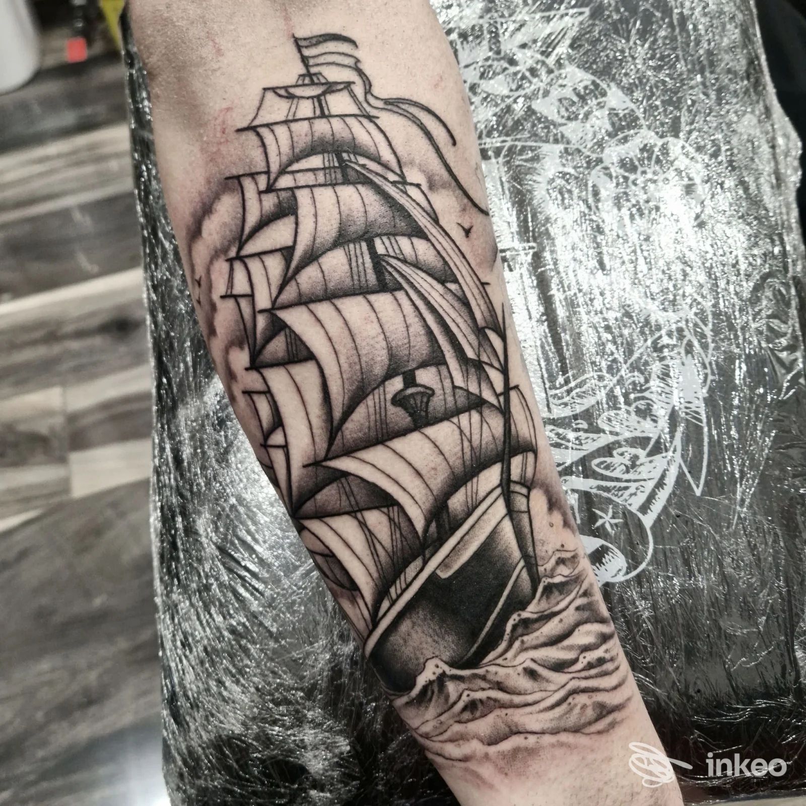 Tatuaggio a tema nave a vele sull'avambraccio, fotografia di BLACK BEAR TATTOO SHOP APRILIA, Aprilia.