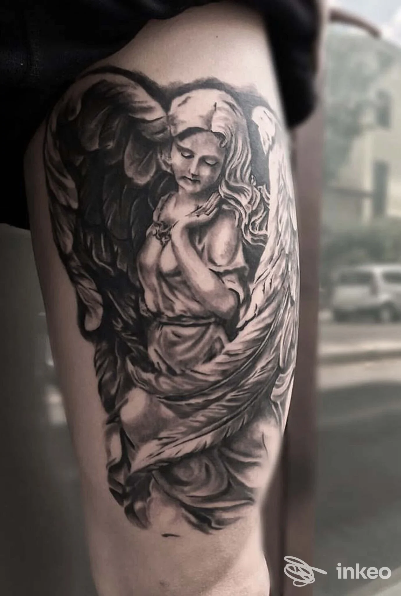 Tatuaggio black & grey di un angelo realistico sulla coscia, Blackbird Tattoo Studio, Prato.