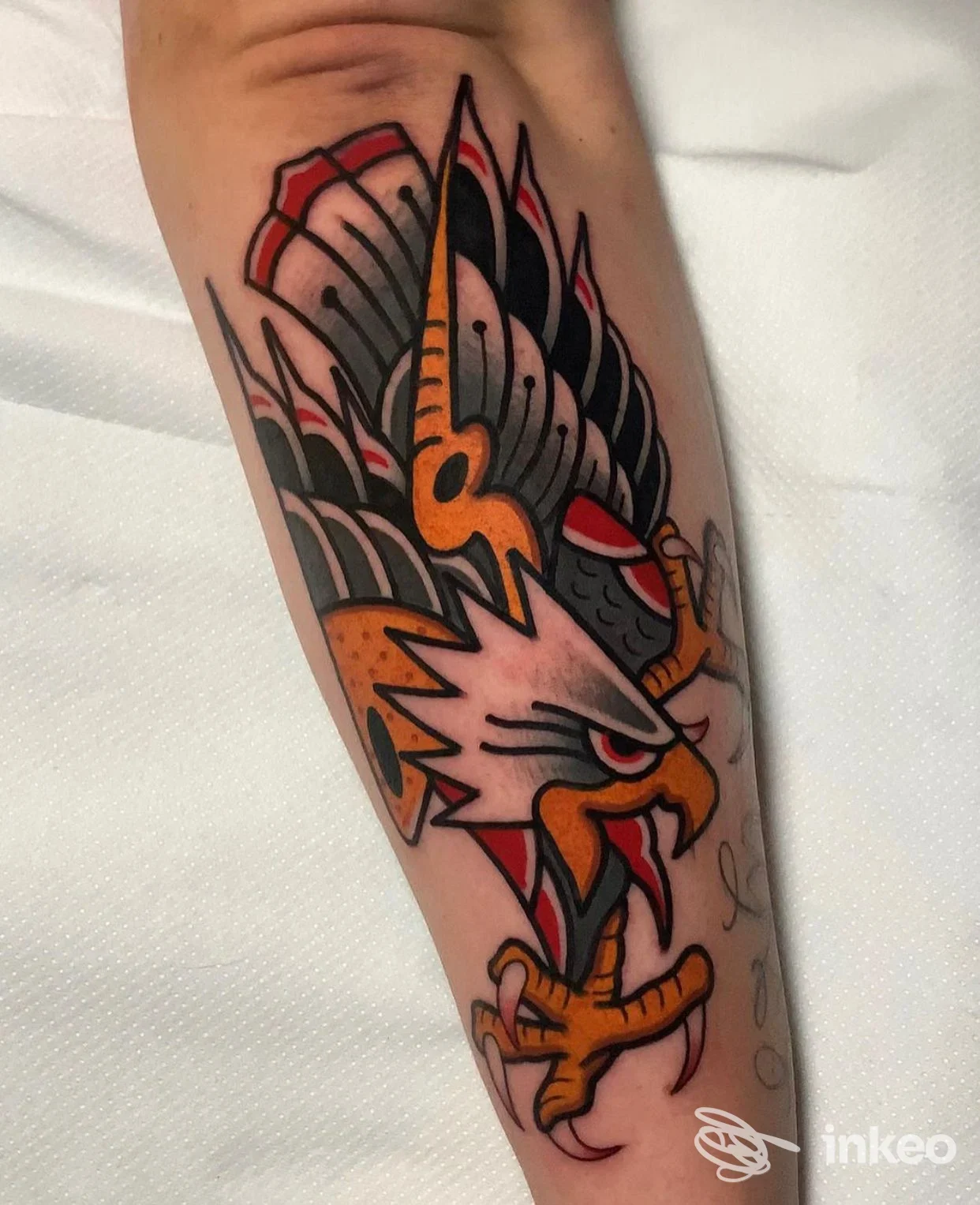Tatuaggio su avambraccio con aquila in stile tradizionale, foto fornita da Arona Ink, Arona.