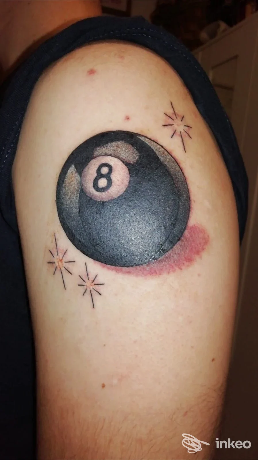 Tatuaggio realistico di palla da biliardo numero 8 sull'omero destro, eseguito da Only Ink Tattoo Studio a San Donà di Piave.