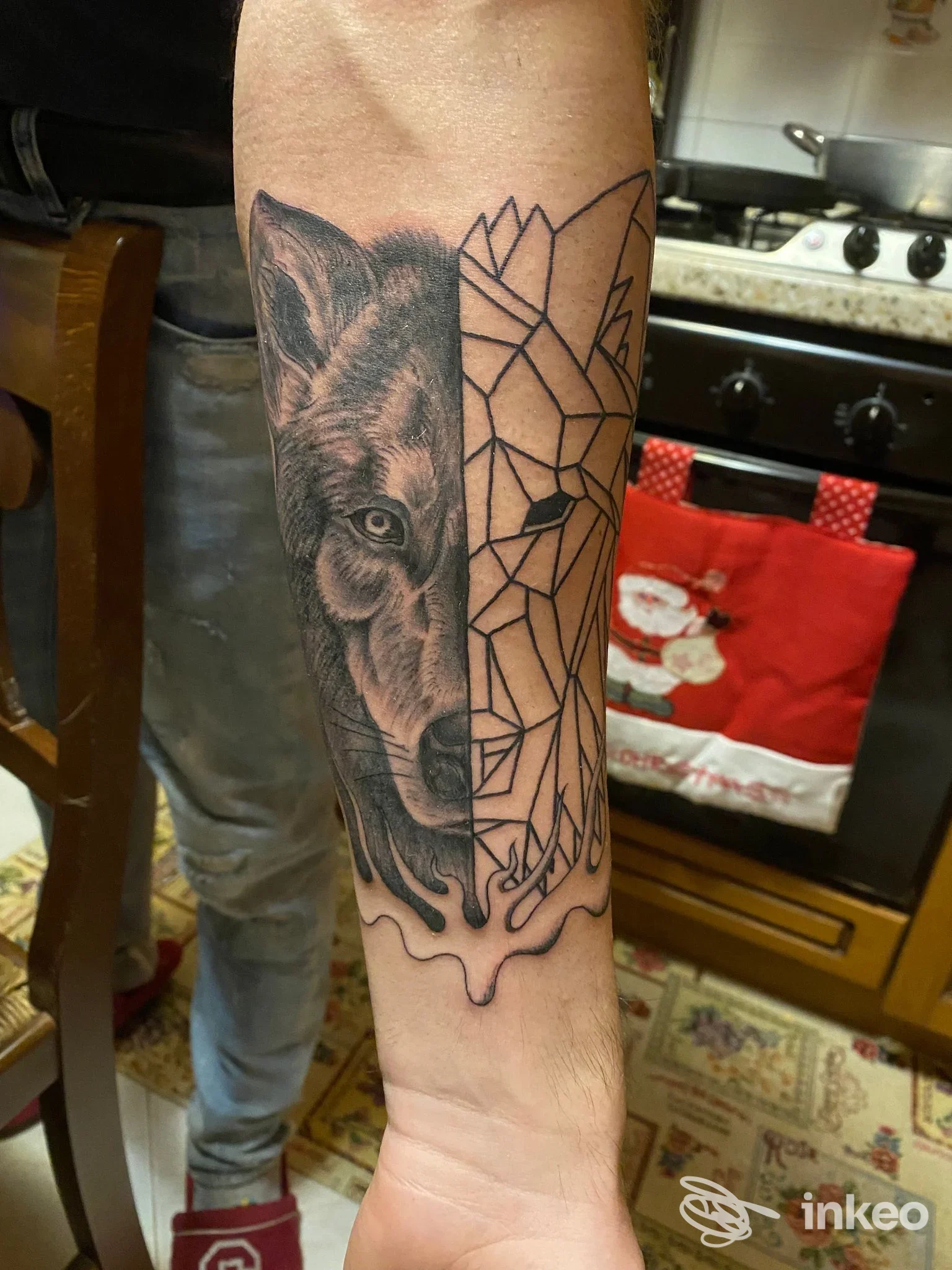 Tatuaggio a metà lupo realistico e metà geometrico sull'avambraccio, Only Ink Tattoo Studio, San Donà di Piave.