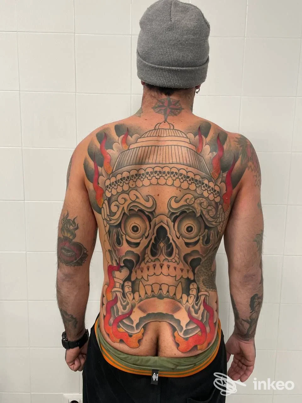 Grande tatuaggio ornamentale che copre tutta la schiena, fotografato nello studio Black Grimoire Piercings & Tattoos a Roma.