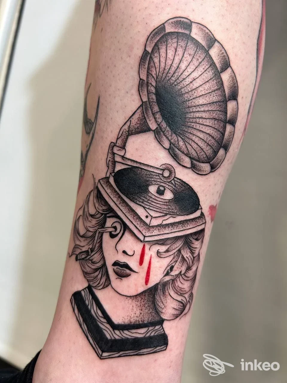 Tatuaggio illustrativo in bianco e nero su avambraccio, fotografia fornita da Black Grimoire Piercings & Tattoos, Roma.