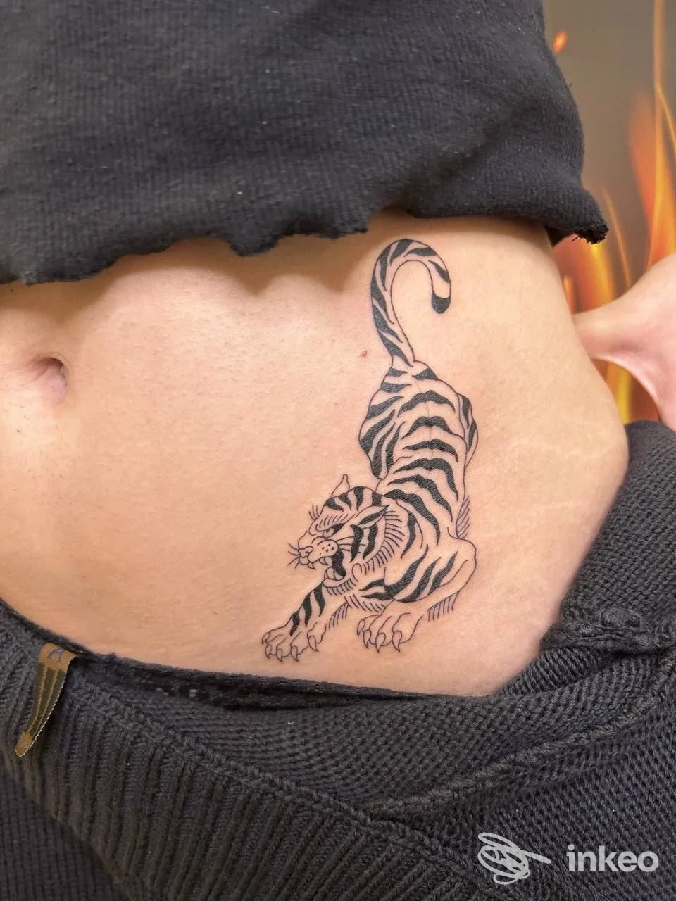 Tatuaggio di una tigre in nero sul fianco/addome, foto inviata da Black Grimoire Piercings & Tattoos, Roma.
