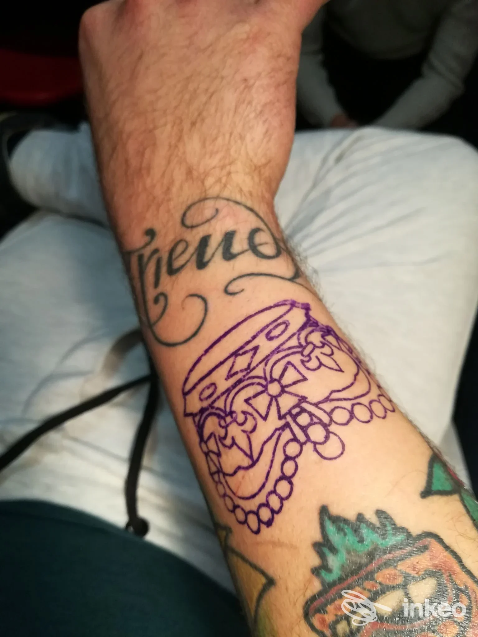 Avambraccio con tatuaggio in nero e stencil viola preparatorio, foto per Ink Hustler Genova a Genova.