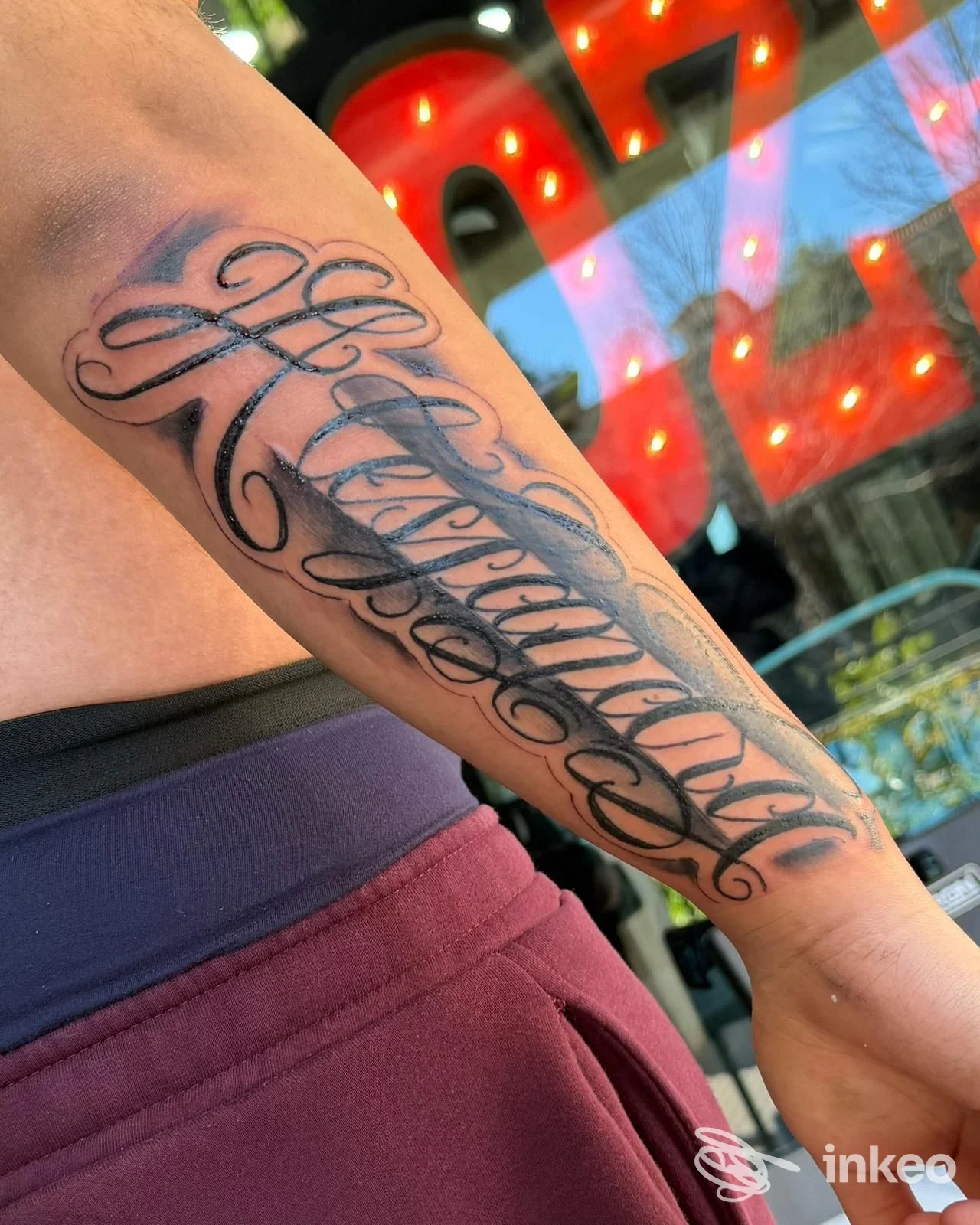 Tatuaggio lettering in nero sull'avambraccio realizzato da Los Diablos Tattoo & Piercing a Roma, foto ravvicinata del braccio.
