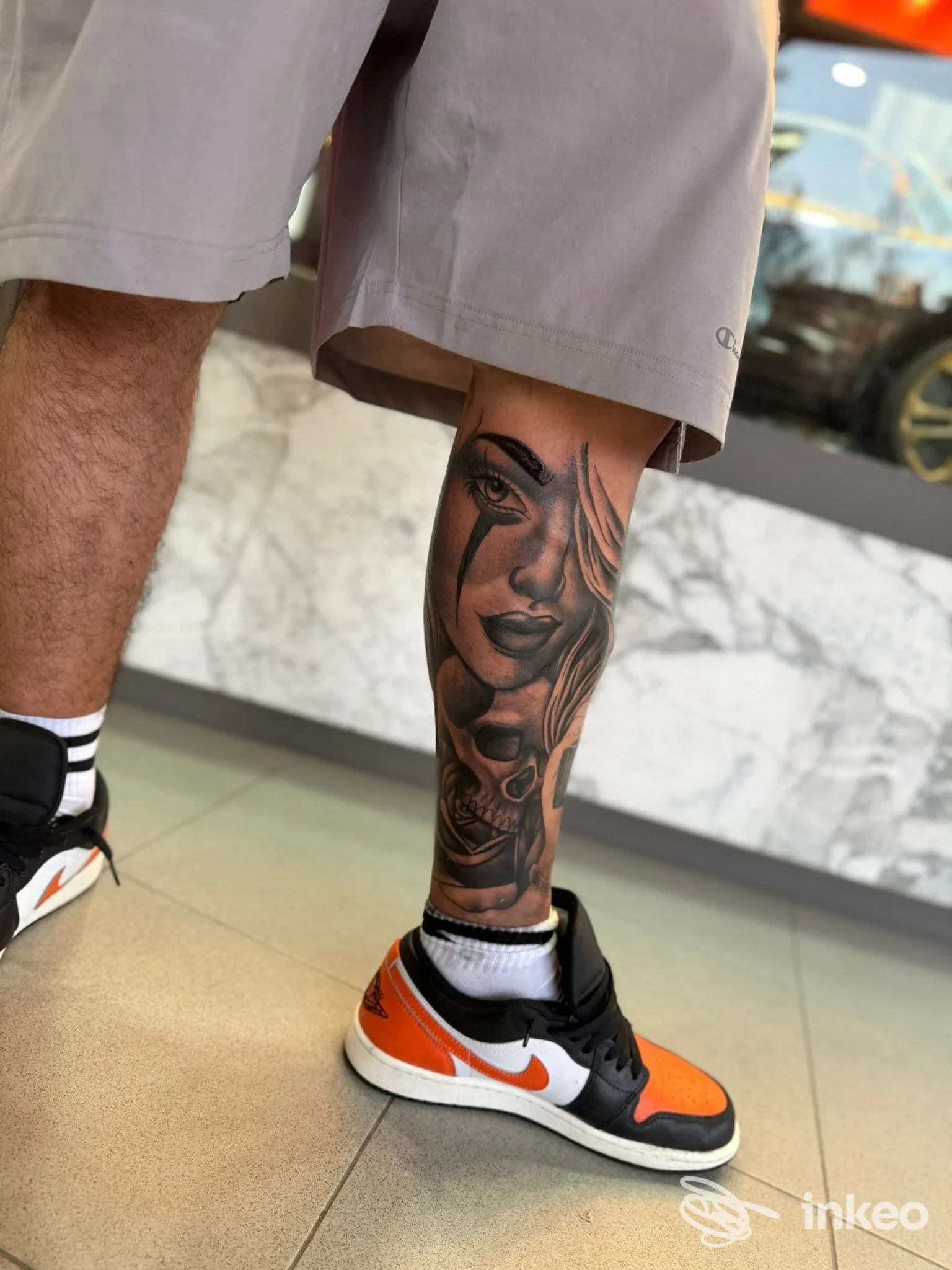 Tatuaggio black & grey sul polpaccio eseguito da Los Diablos Tattoo & Piercing, Roma.