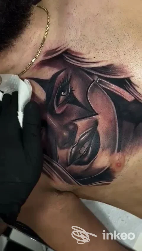 Tatuaggio realistico in nero/grigio di un volto femminile sul petto, foto da Los Diablos Tattoo & Piercing, Roma.