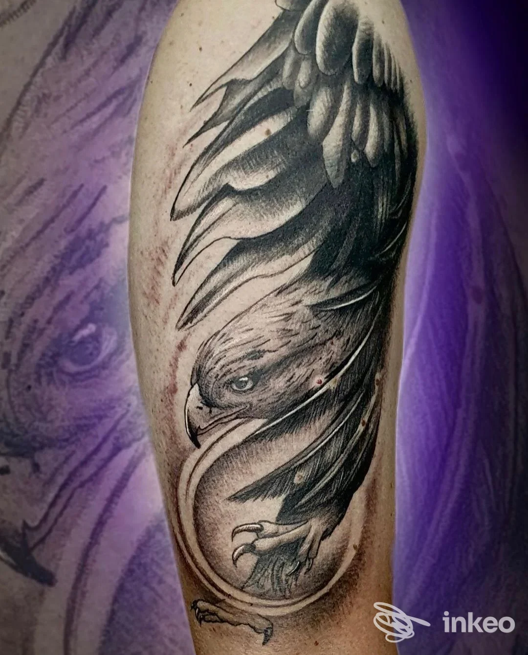 Tatuaggio in bianco e nero a forma di rapace che avvolge l'avambraccio, foto per Purple Snake tattoo studio ad Aprilia.