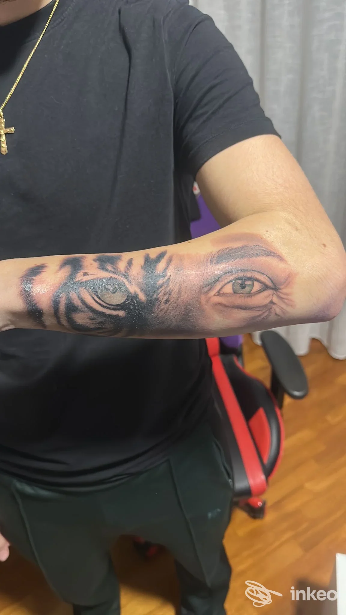 Avambraccio con tatuaggio realistico di occhio umano e occhio di tigre, foto per Tattoo & Dreams, Prato.
