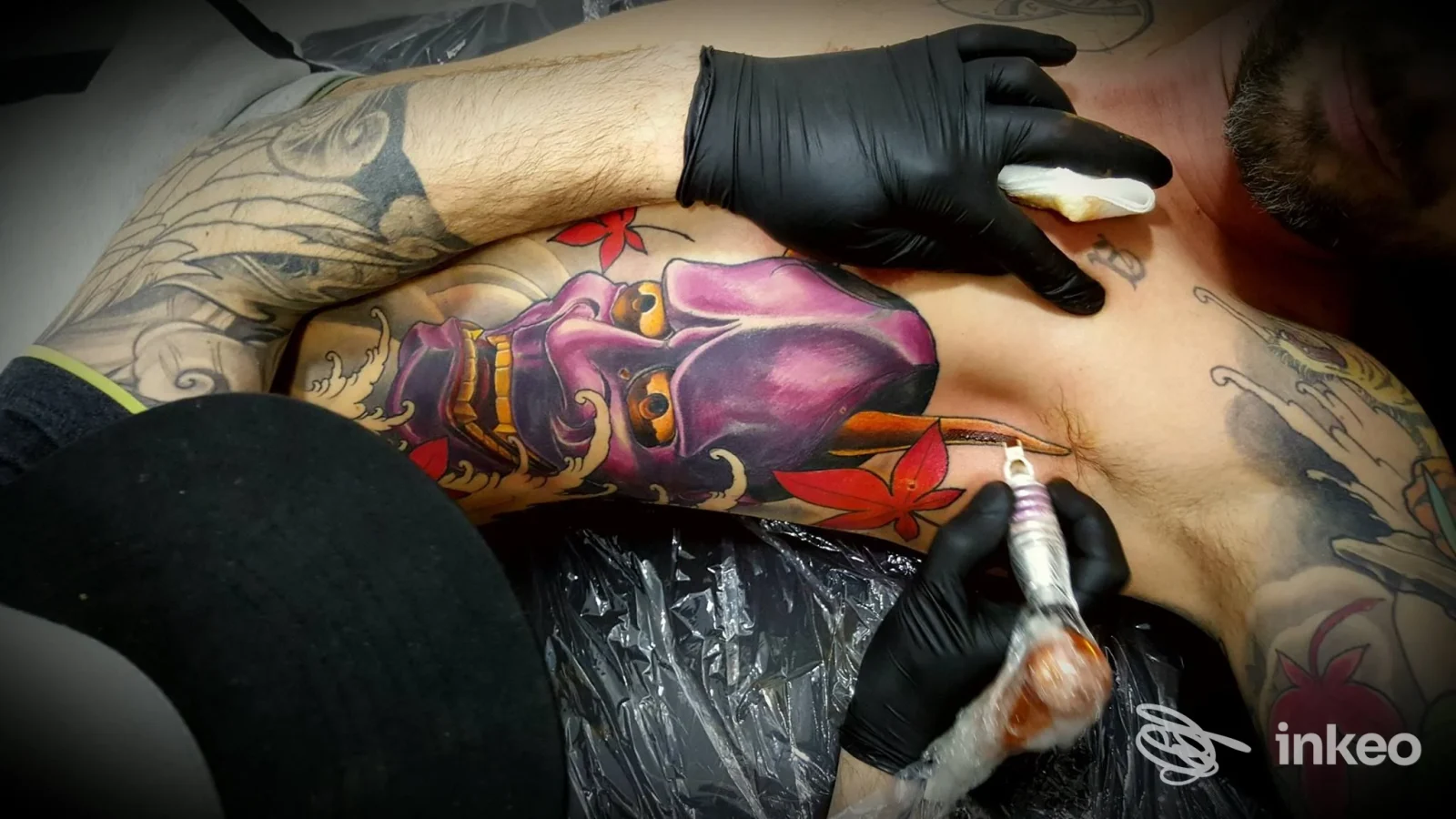 Tatuaggio colorato in corso sul torace e avambraccio, eseguito presso RAM TATTOO a Tivoli.
