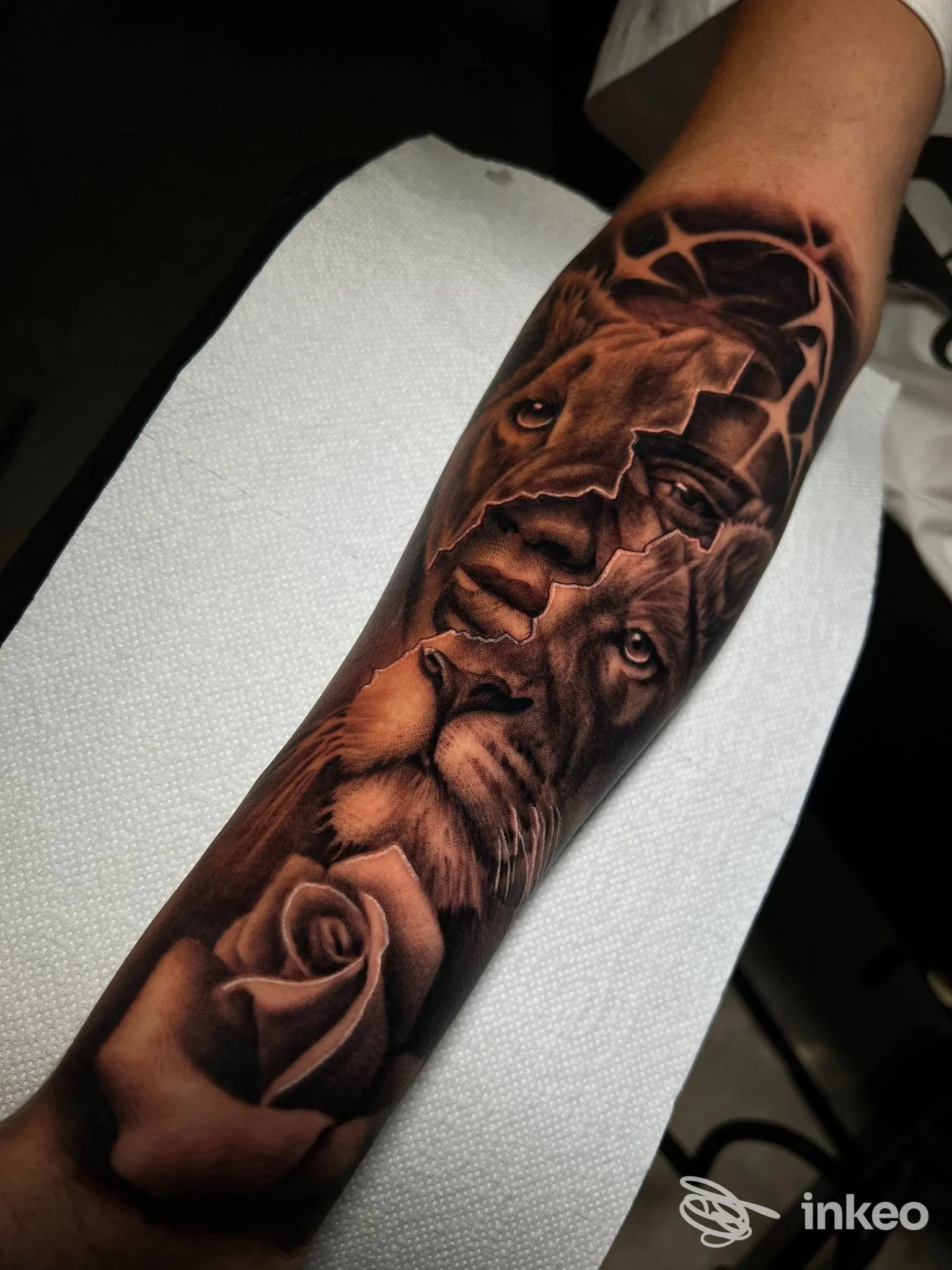 Tatuaggio realistico su avambraccio con volti di leone e rosa, Gold Ink - Tattoo & Piercing, Bari.