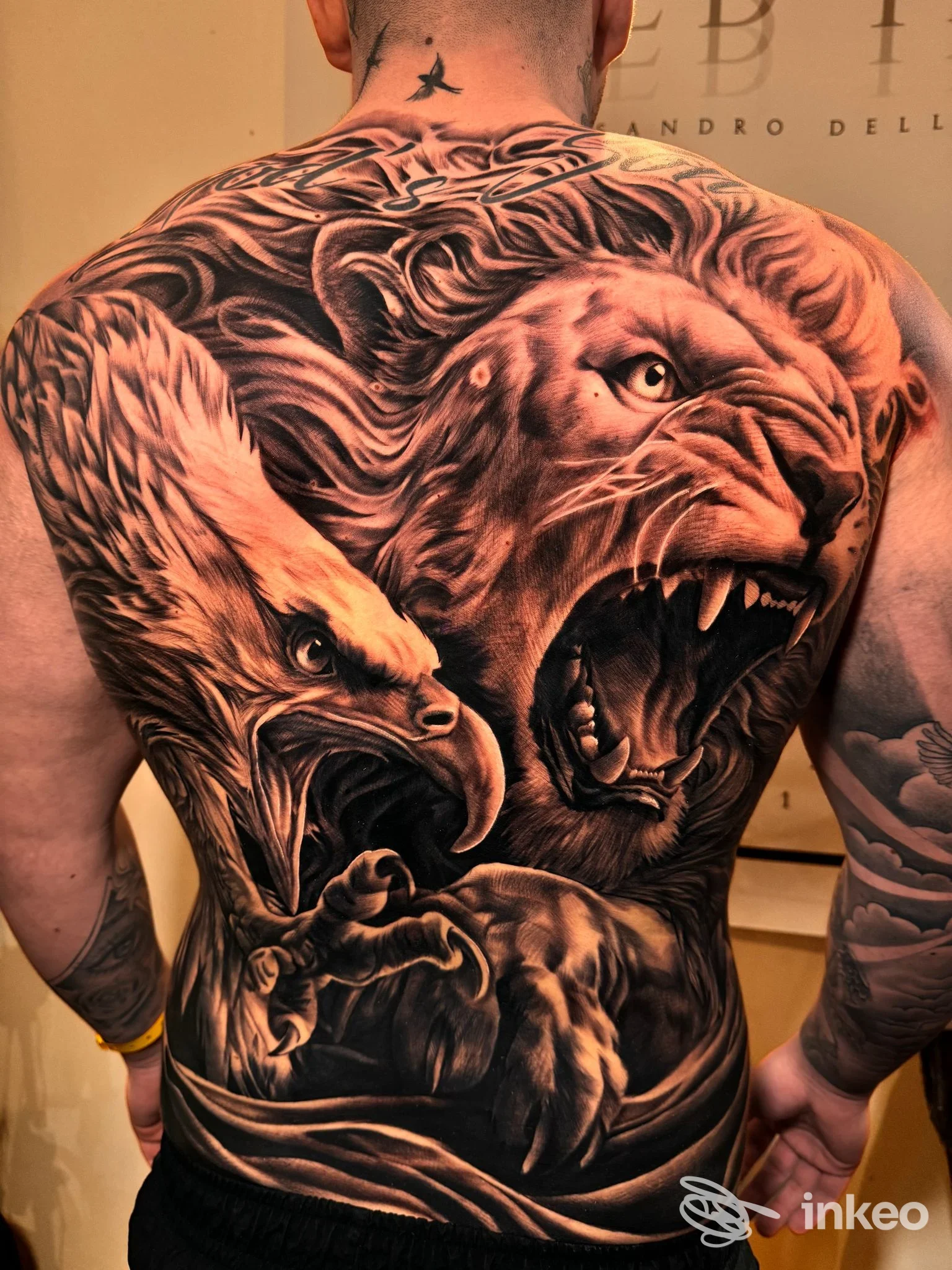 Grande tatuaggio realistico di leoni e aquila sulla schiena, pubblicato dallo studio Gold Ink - Tattoo & Piercing, Bari.