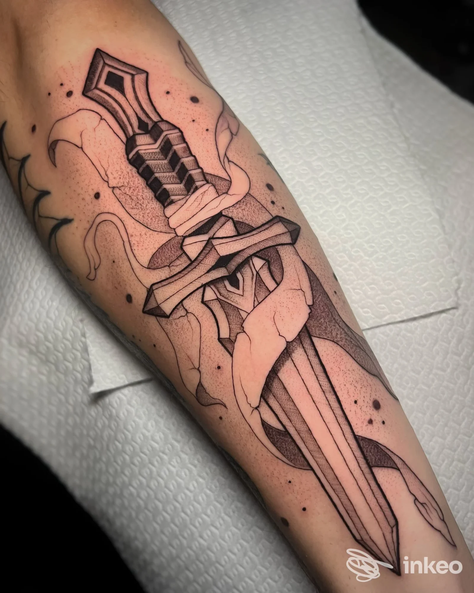 Tatuaggio a pugnale in blackwork e dotwork sull'avambraccio, foto fornita da Black Ornament Tattoo Studio, Capranica.