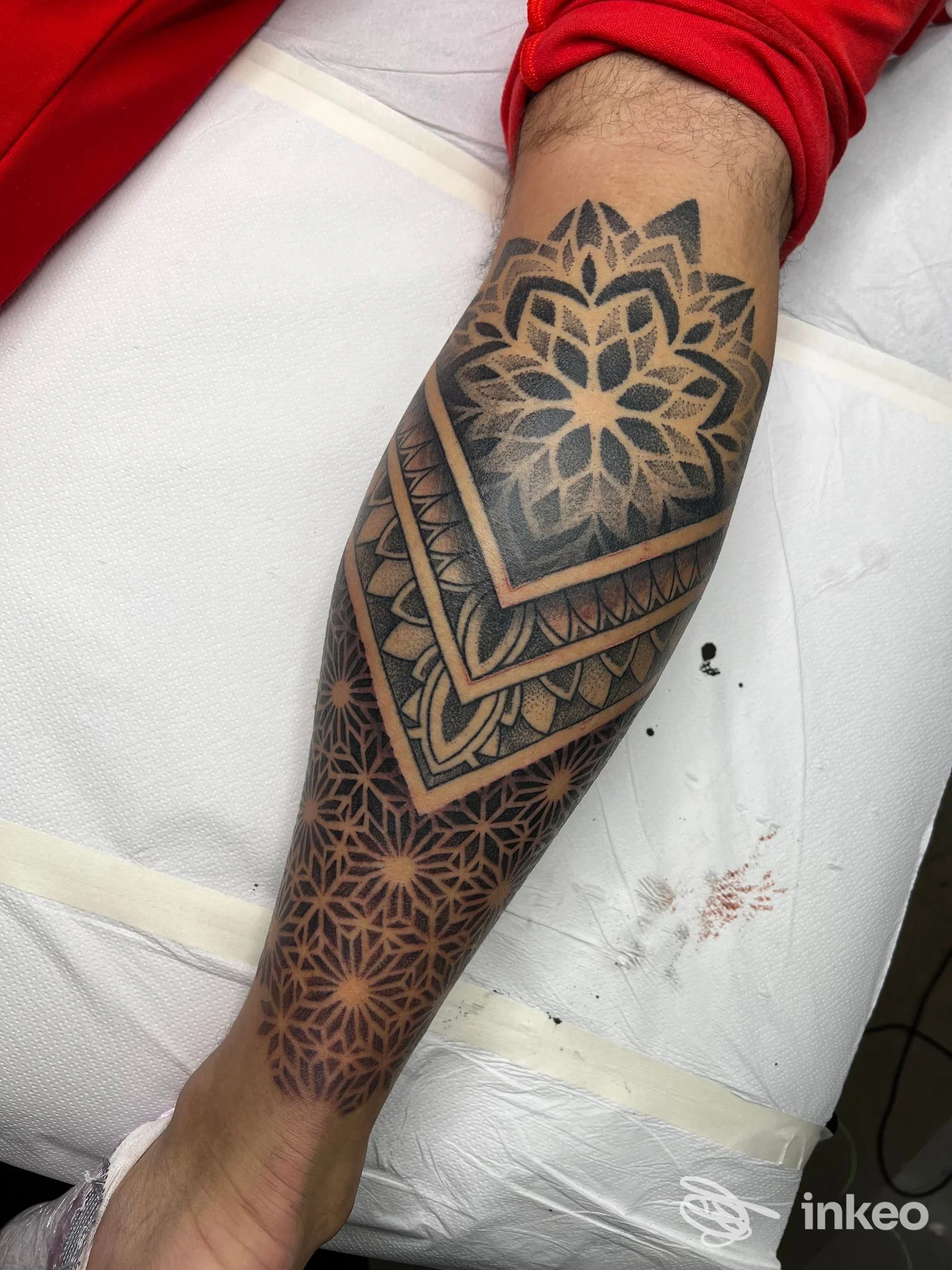 Avambraccio con tatuaggio geometrico e mandala, foto scattata presso Kiù Tattoo - Luigi Sgaramella a Corato.