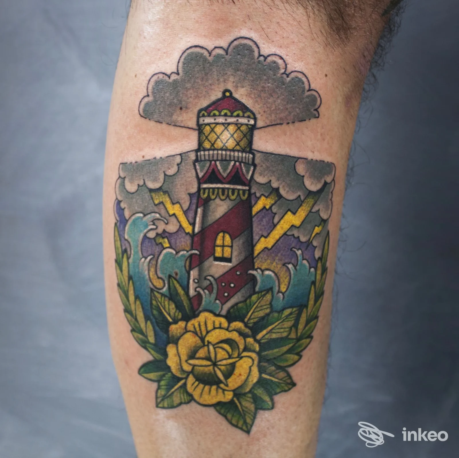 Tatuaggio a colori su polpaccio con faro, onde e rosa gialla, foto fornita da Kiù Tattoo - Luigi Sgaramella, Corato.