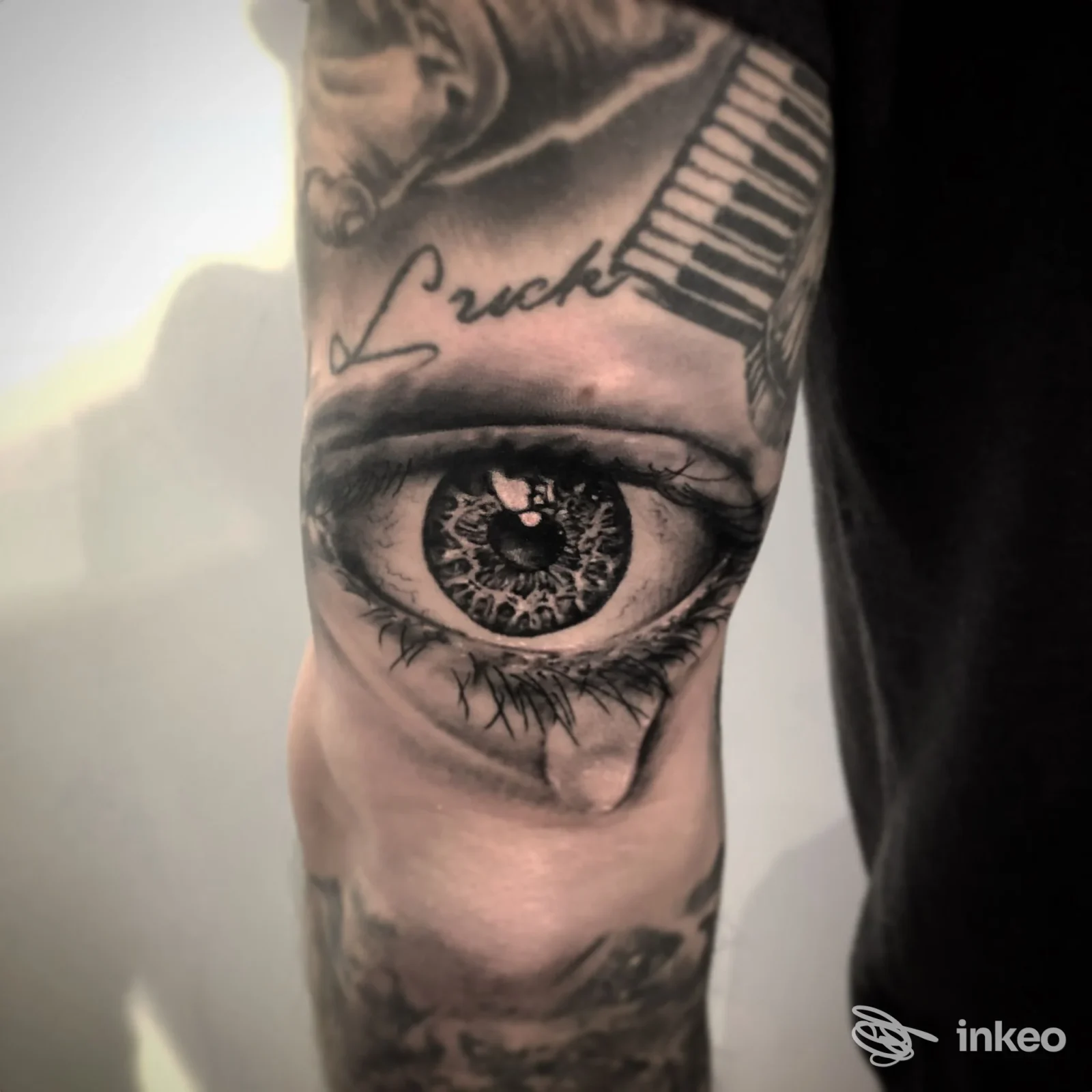 Tatuaggio realistico di un occhio con lacrima sull'avambraccio, foto inviata da N3 Tattoo Shop, San Bonifacio.