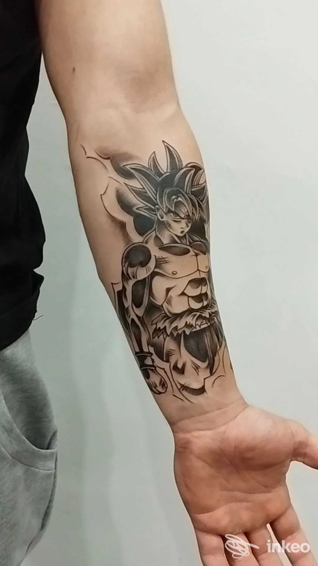 Tatuaggio in bianco e nero sull'avambraccio realizzato da Alma Gitana Tattoo Studio a Terracina, ritratto stilizzato di personaggio e ombreggiature.