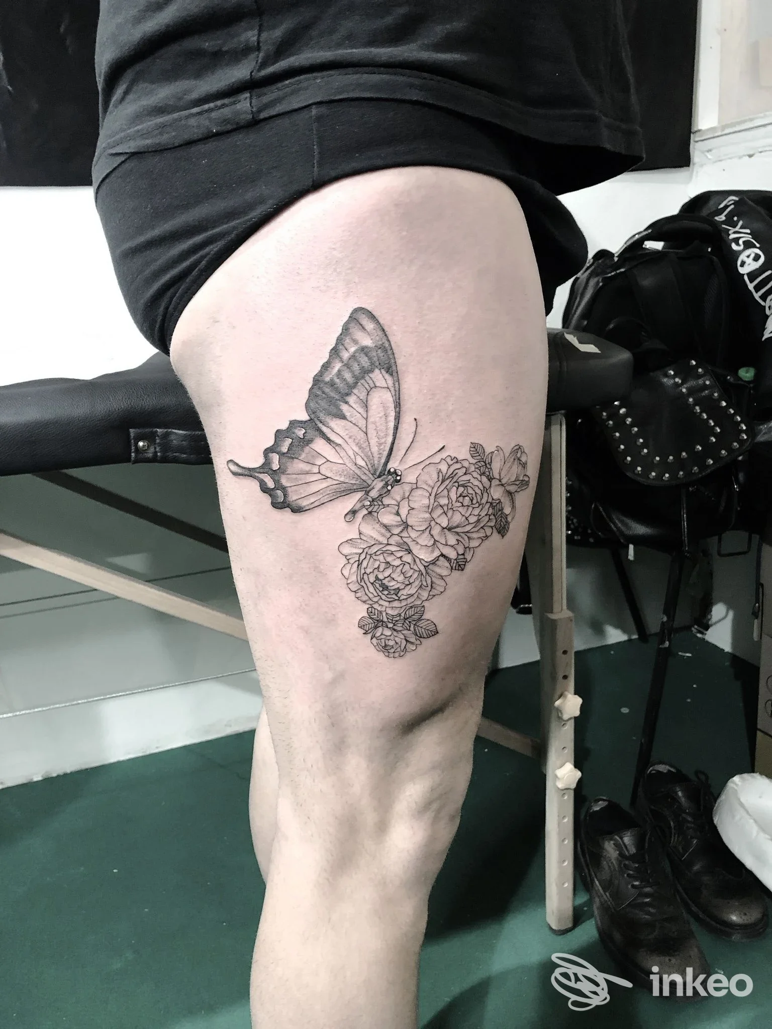 Tatuaggio alla coscia con farfalla e fiori fotografato nello studio Ink&Beauty Tattoo a Policoro.
