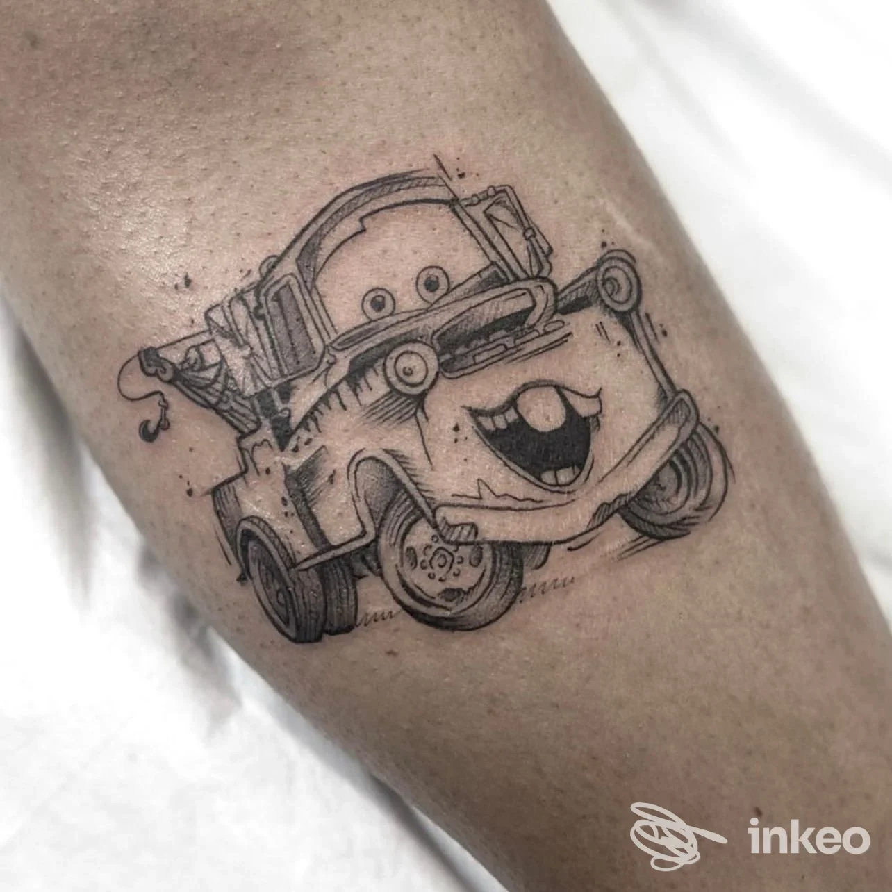 Tatuaggio in bianco e nero di un'automobile in stile cartoon, realizzato da Psilocybink a Taggia, su pelle della gamba.
