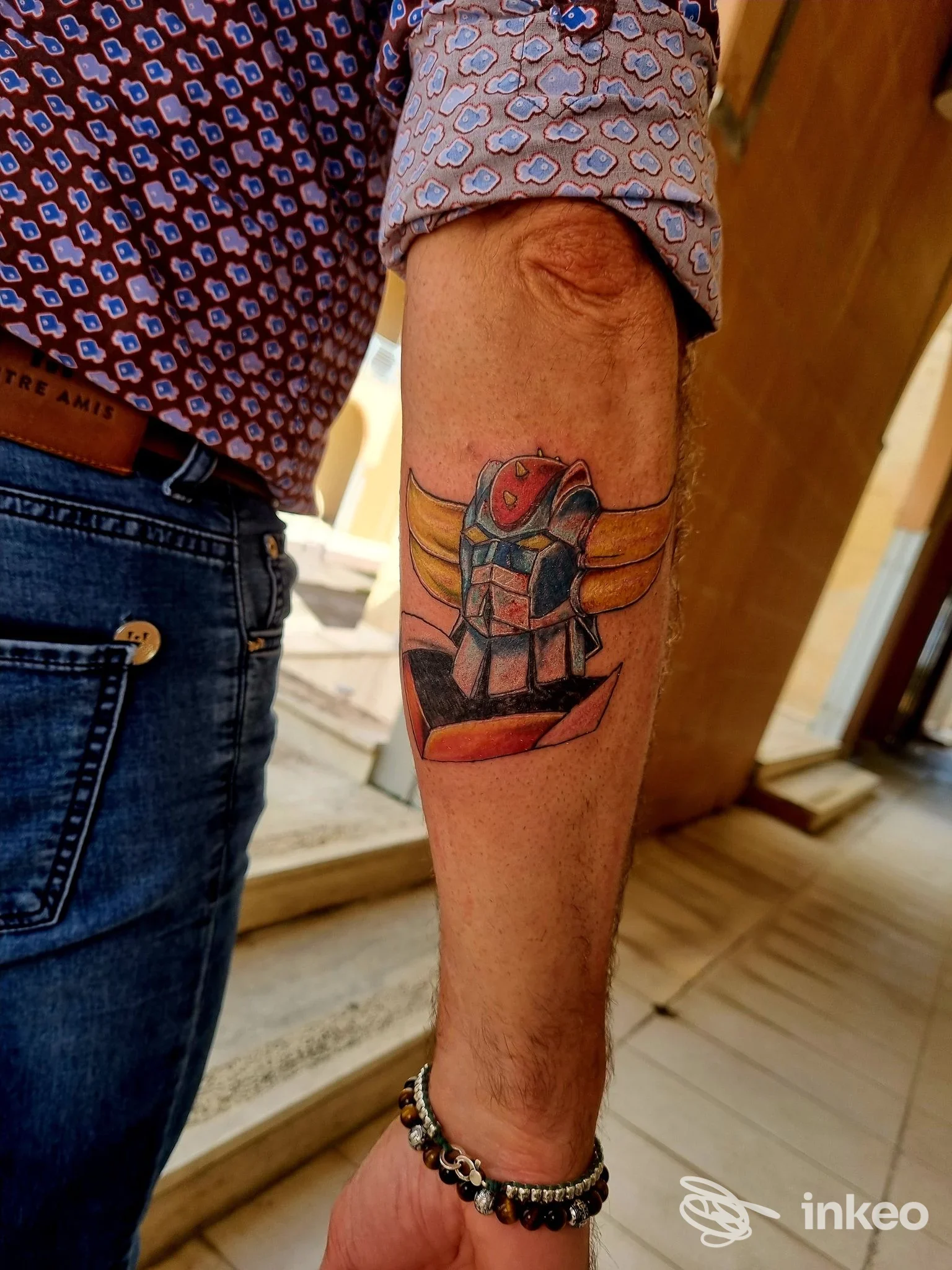 Tatuaggio colorato sull'avambraccio destro, foto fornita da Bad Apple Ink, Tito.