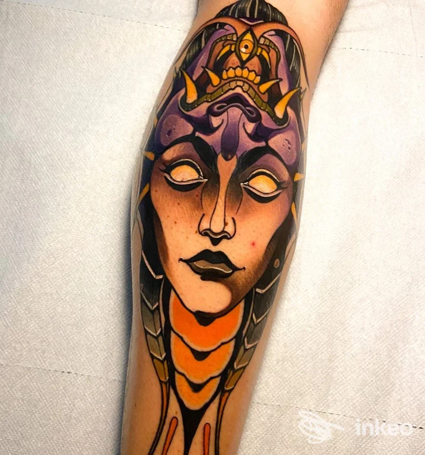 Tatuaggio colorato a tema maschera su avambraccio, foto fornita da Black Beard Tattoo a Sora.