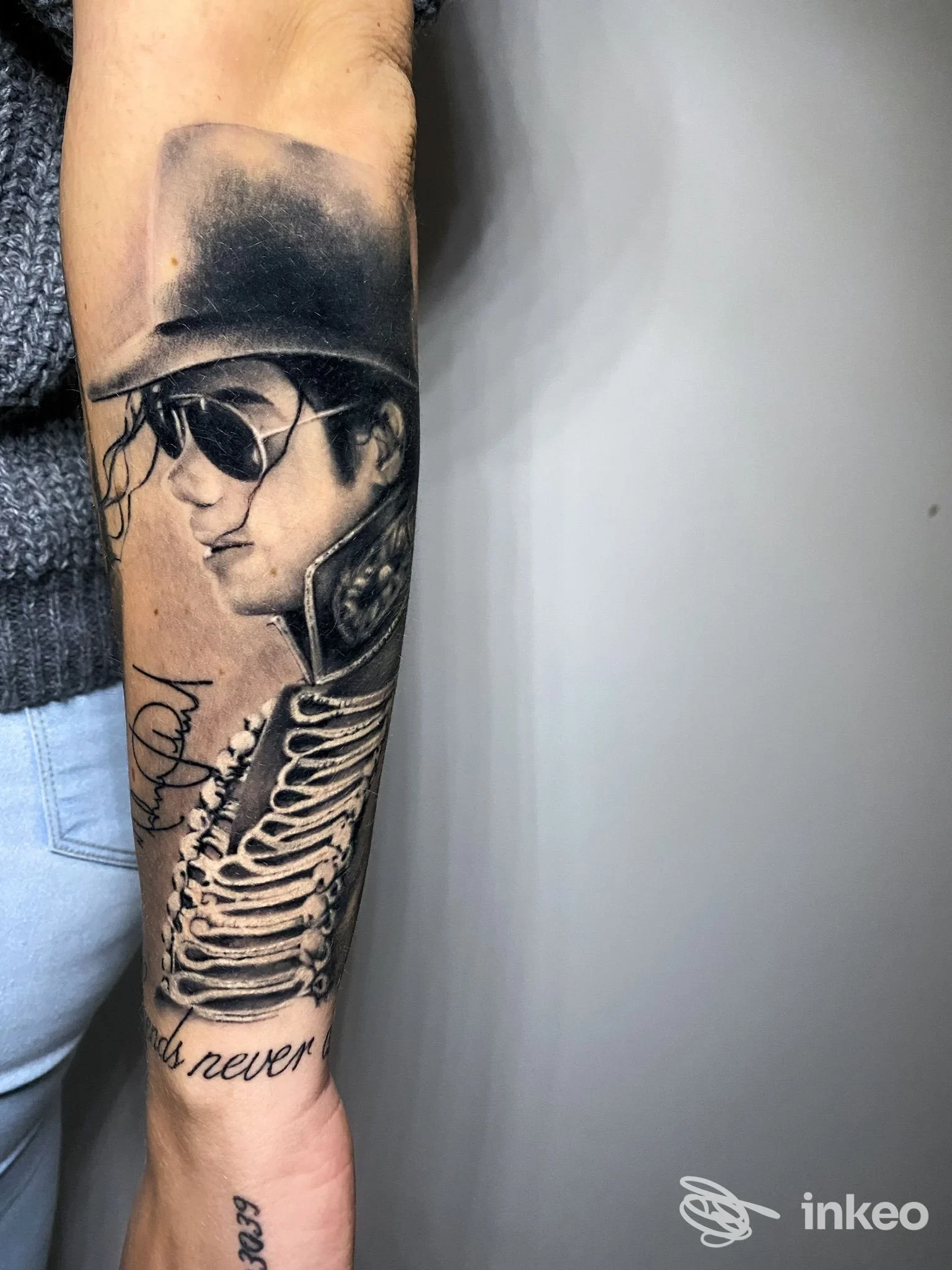 Ritratto realistico tatuato sull'avambraccio, lavoro di Black Beard Tattoo a Sora.