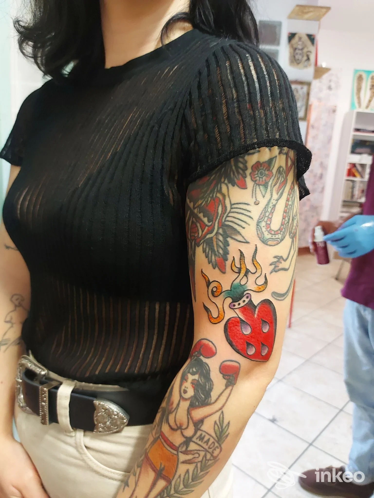 Dettaglio tatuaggi colorati sul braccio di una cliente, foto inviata da Studio Boreale, Cagliari.
