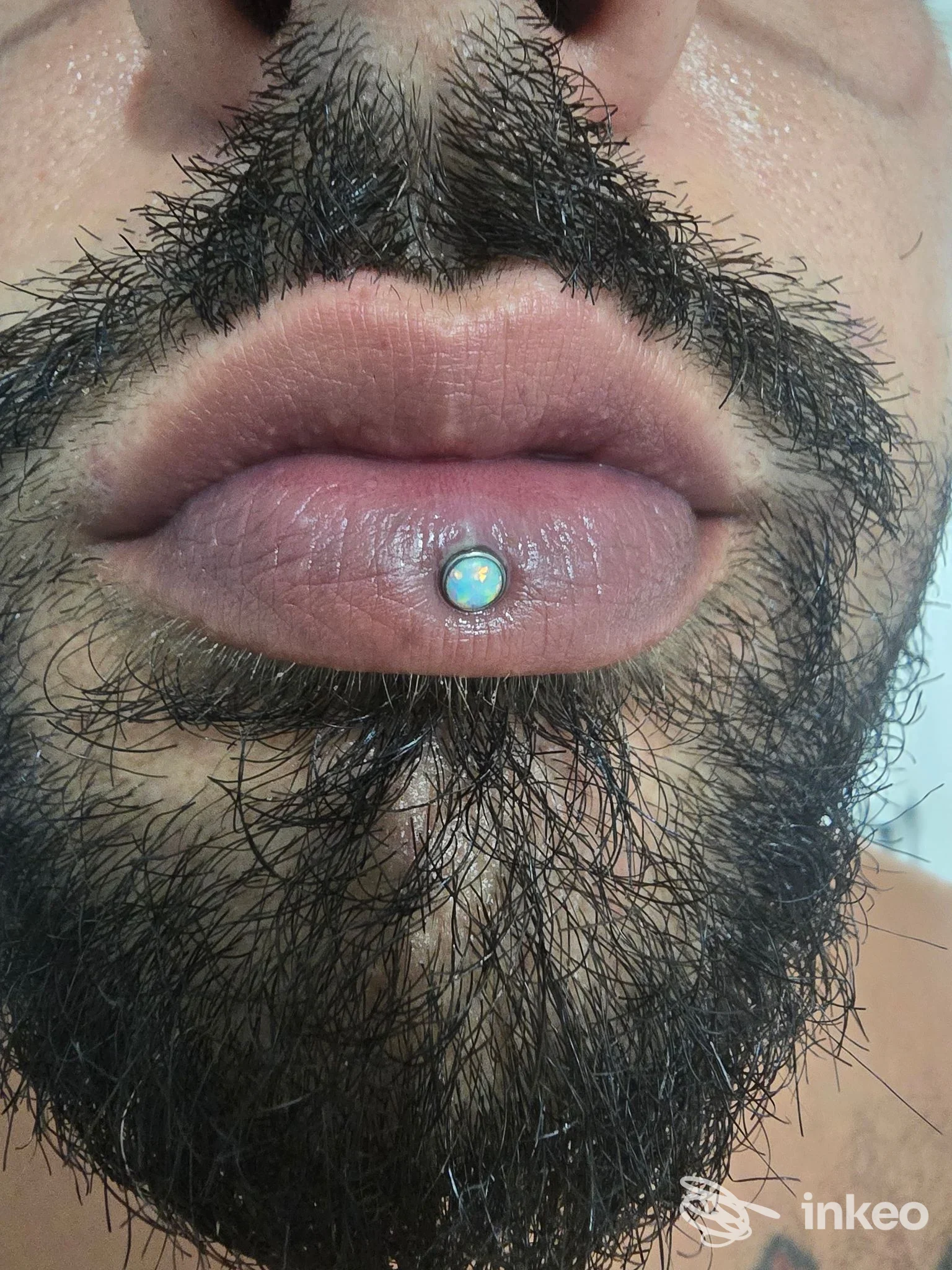 Primo piano di labbro e mento con piercing labret; foto per Madame Forò, Bagheria.