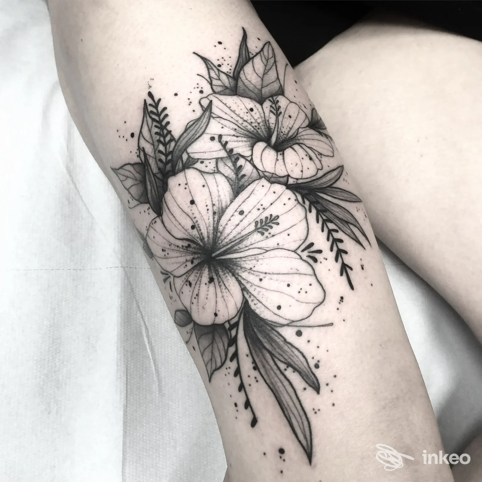 Tatuaggio floreale in bianco e nero sull'avambraccio, foto fornita da ENKRE a Livorno.