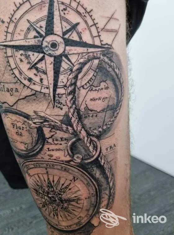 Tatuaggio nautico su avambraccio con bussole e corda, Vacuum Di Canova Marco, Cartura
