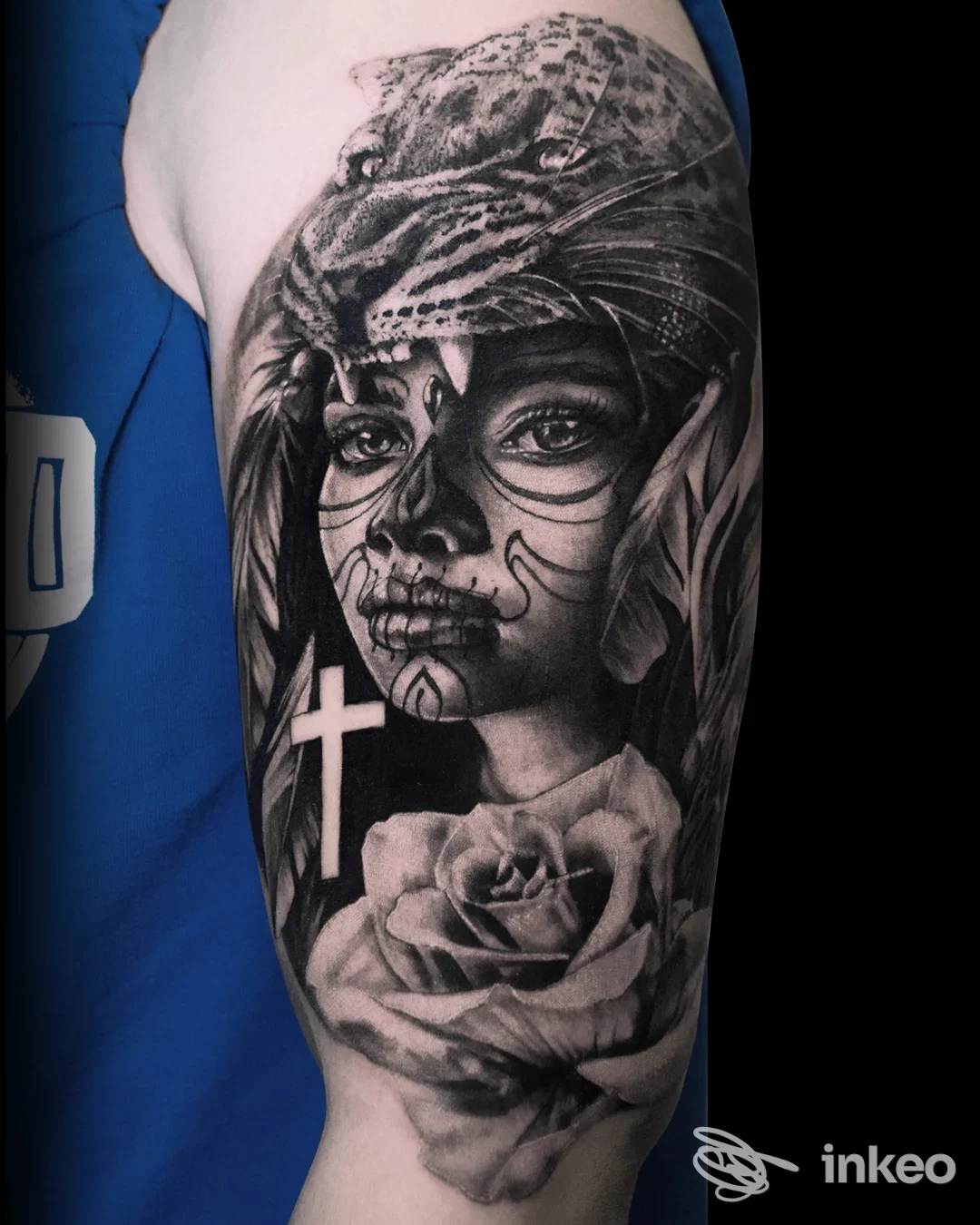 Tatuaggio realistico in bianco e nero sul braccio superiore: ritratto femminile con felino e rosa, MUGMUGMUG, Venezia.