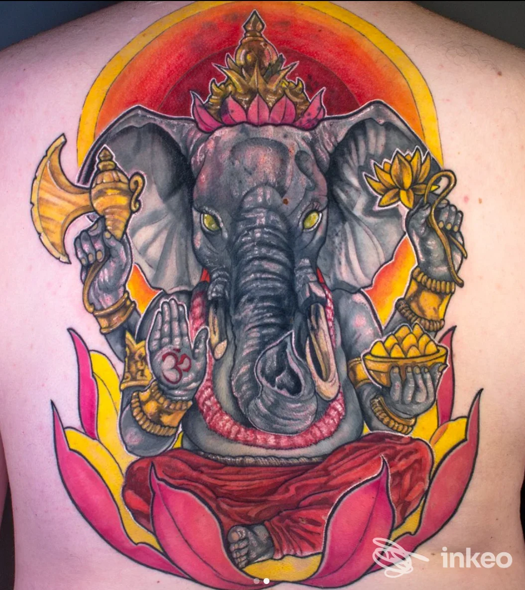 Grande tatuaggio colorato di Ganesha che copre la parte superiore della schiena, opera di MUGMUGMUG a Venezia.