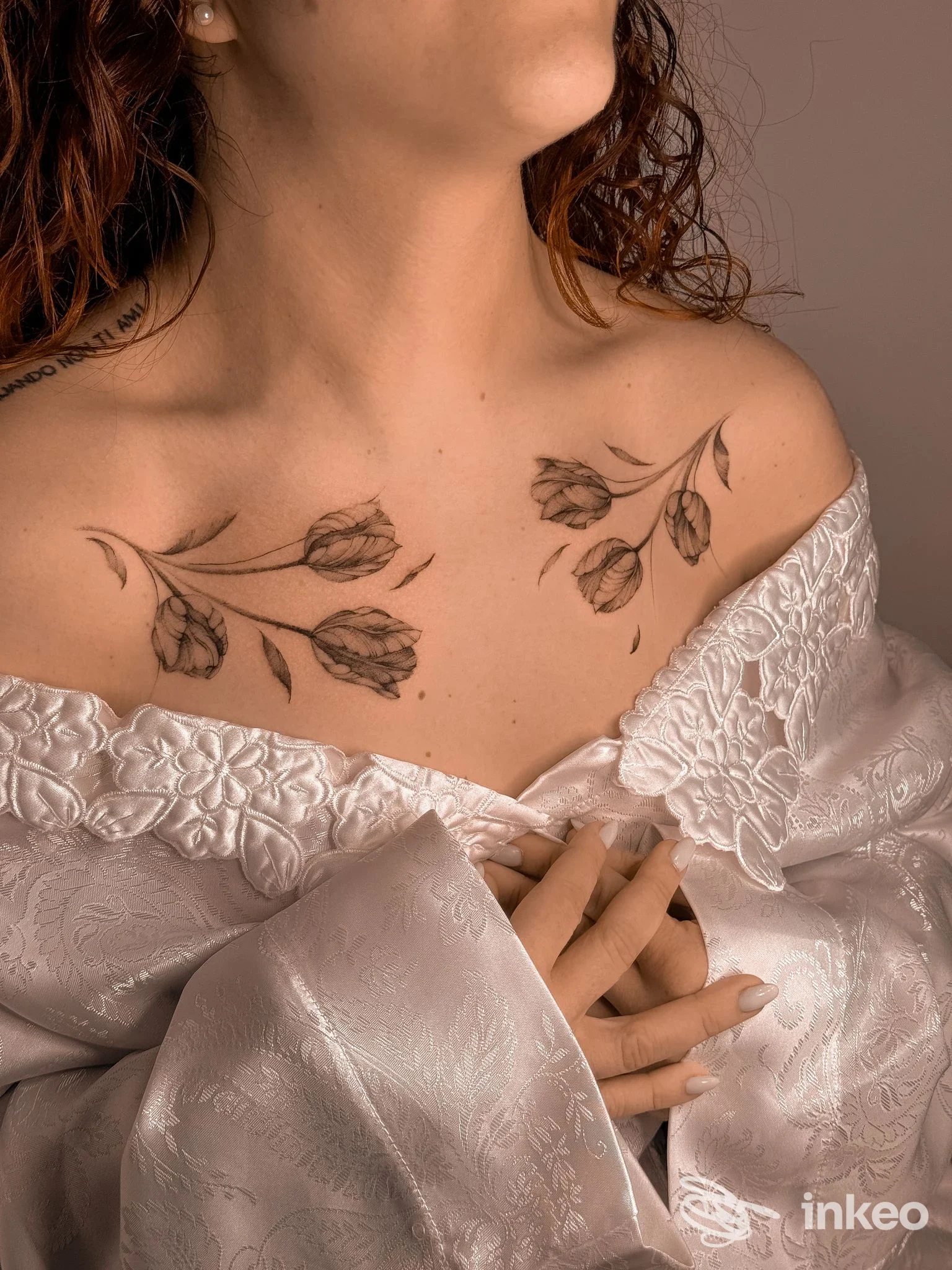 Tatuaggi floreali simmetrici sullo sterno e clavicole, foto per PALM HOUSE ad Asti.