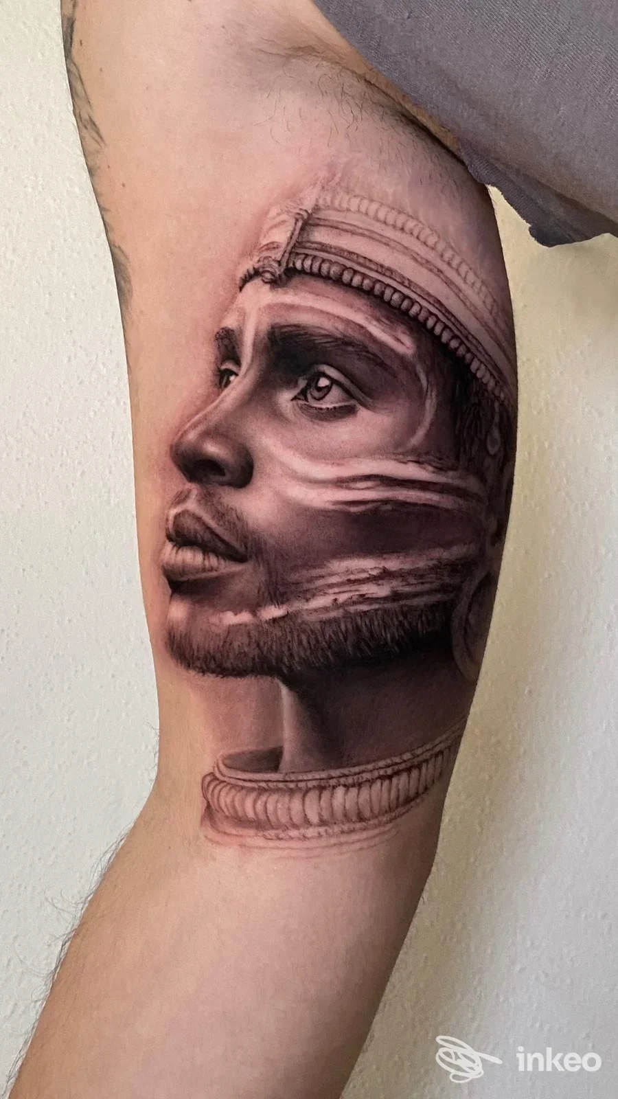 Ritratto realistico e ombreggiato tatuato sull'interno del braccio, fotografia nitida con contrasti marcati. Studio PALM HOUSE, Asti.