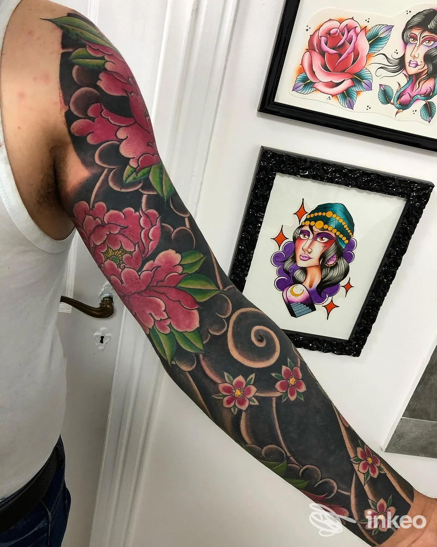 Manica tatuata a colori su braccio e avambraccio, fotografata nello studio Inked Up Tattoo Shop a Sabaudia.