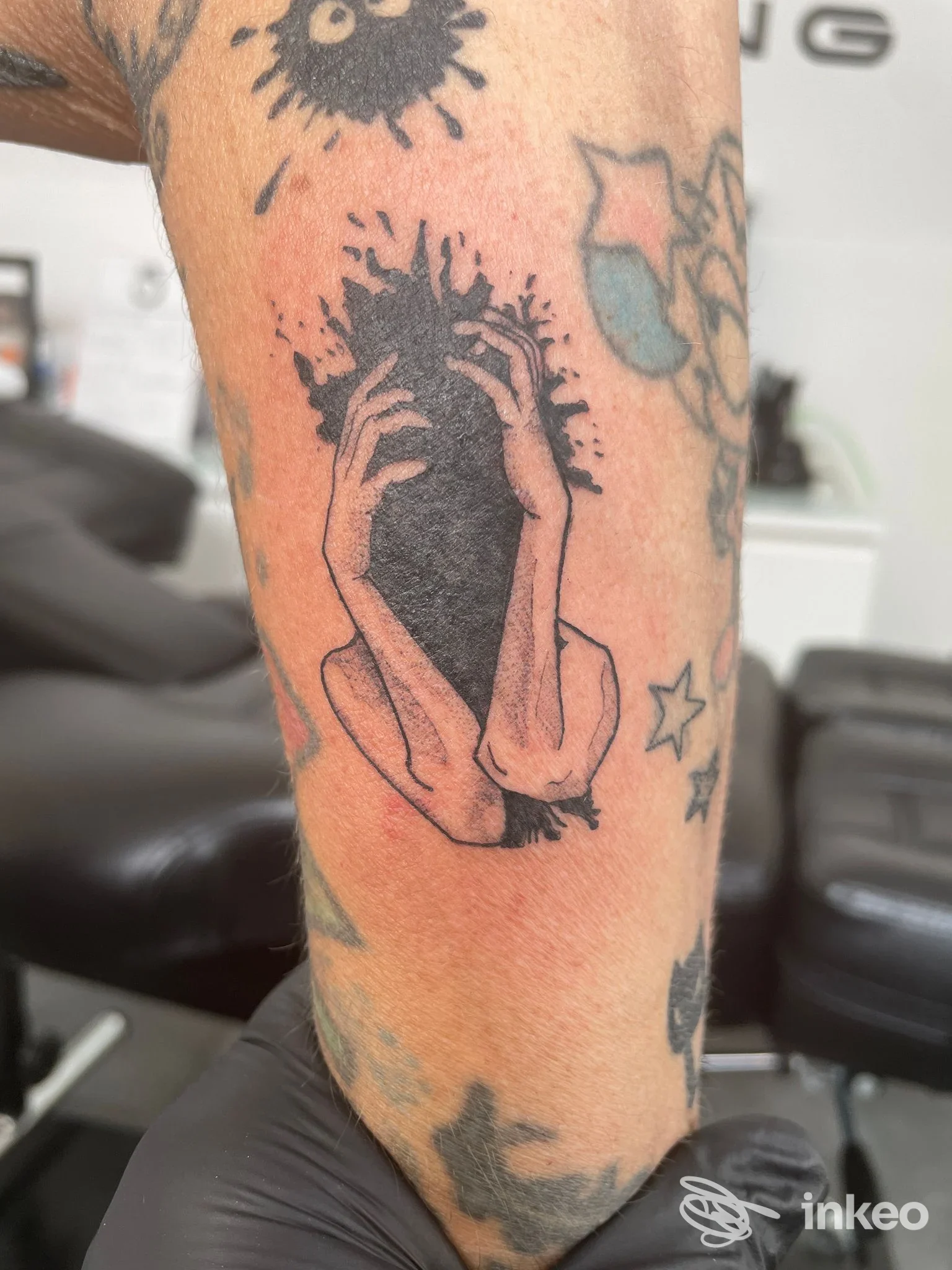 Tatuaggio blackwork stilizzato sull'avambraccio, fotografato su pelle reale presso Studio 55 Vicenza a Vicenza.