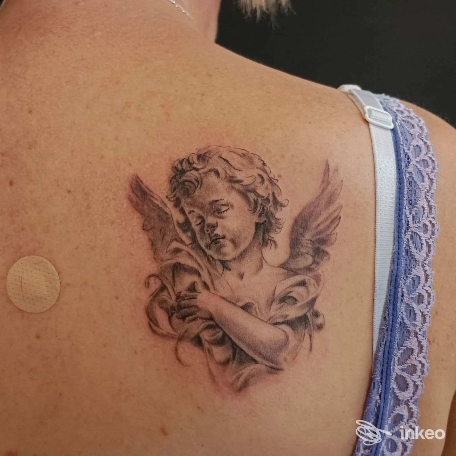 Tatuaggio black & grey di un angelo sulla scapola, foto inviata da Blacksheep tattoo studio a Ceccano.