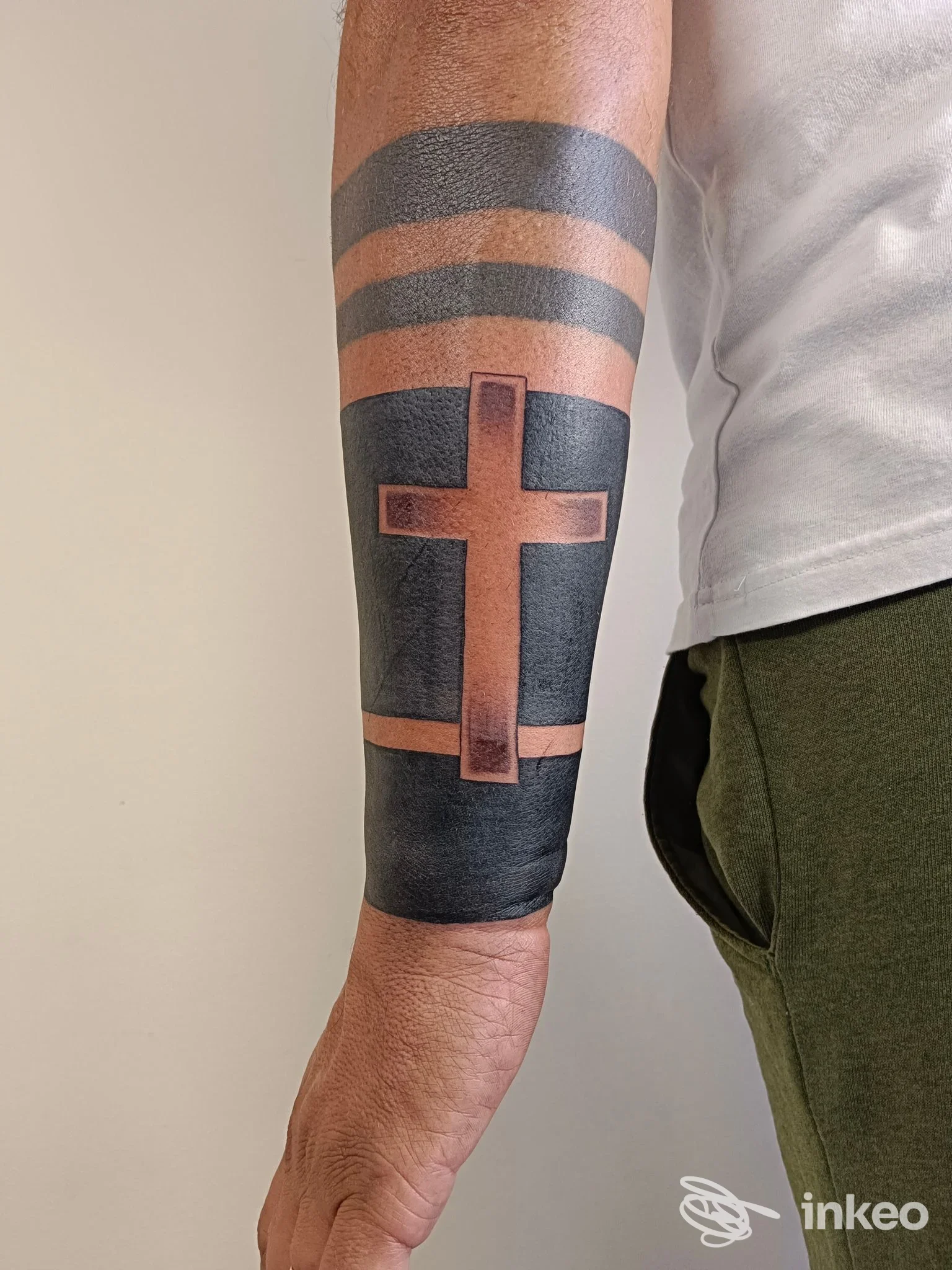 Tatuaggio blackwork a bande con croce in negativo sull'avambraccio, Blacksheep Tattoo Studio, Ceccano.