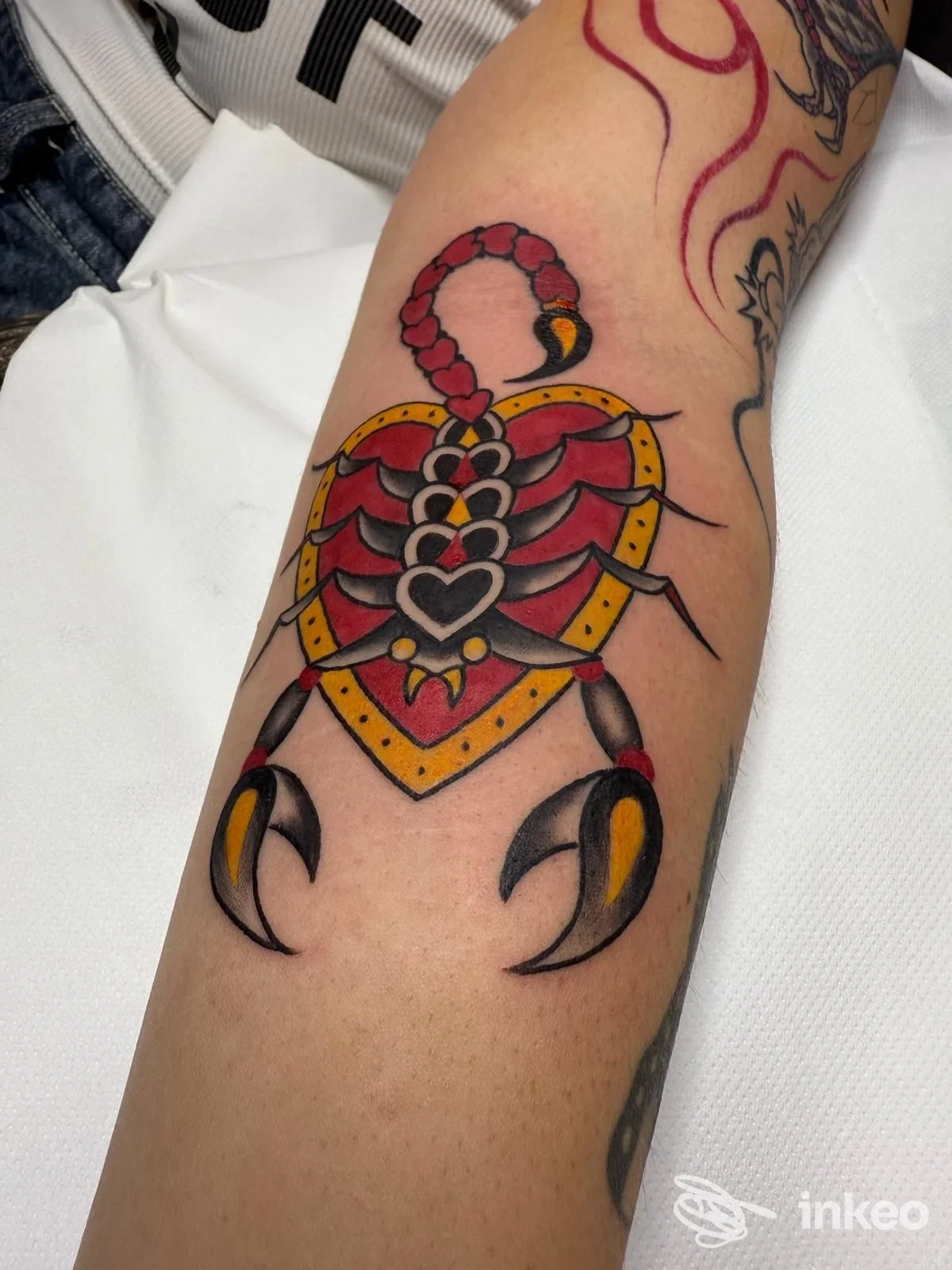 Tatuaggio a scorpione/cuore in stile tradizionale sull'avambraccio, foto fornita da InkSide, Cuneo.