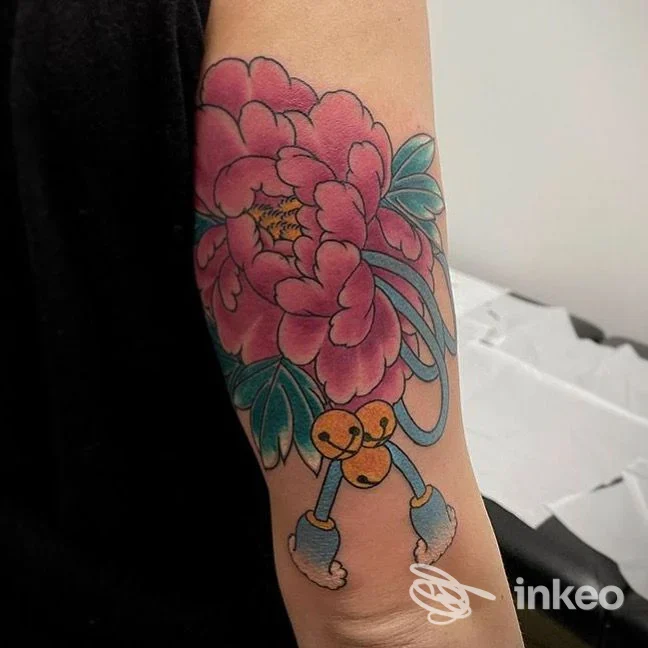 Tatuaggio floreale colorato su avambraccio, lavoro caricato dallo studio La Cantina Dell'inchiostro a Povegliano Veronese.
