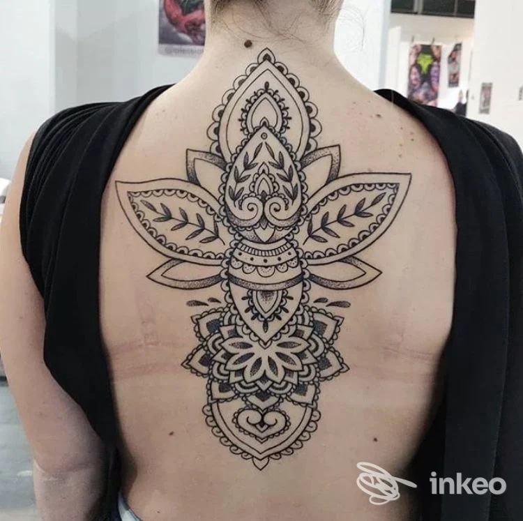 Grande tatuaggio ornamentale/mandala sulla schiena fotografato nello studio La Cantina Dell'inchiostro a Povegliano Veronese.