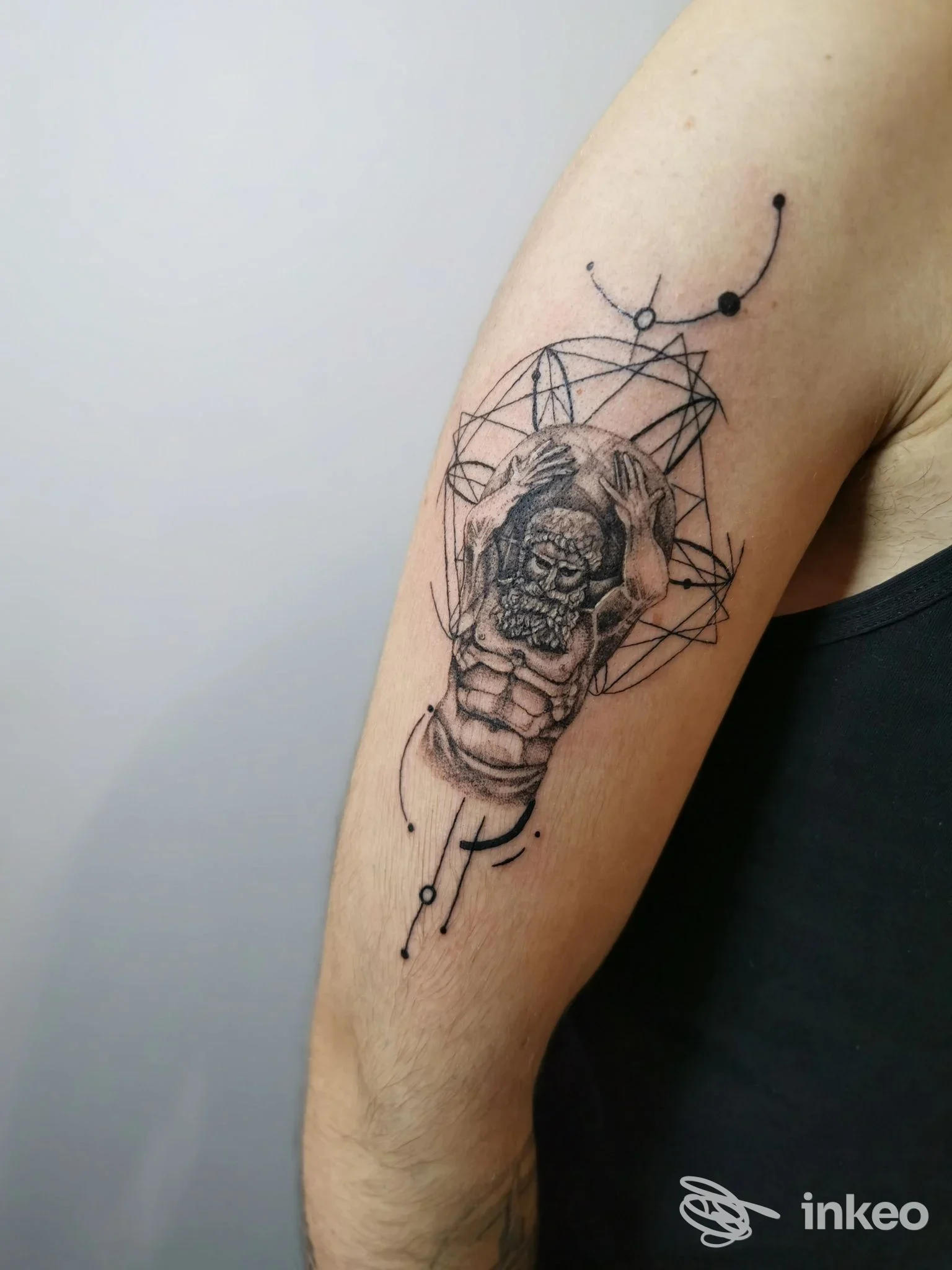 Tatuaggio sul braccio superiore con figura scultorea e elementi geometrici, foto fornita da INTOSTREET - ink & beauty TATTOO STUDIO, Montescaglioso.