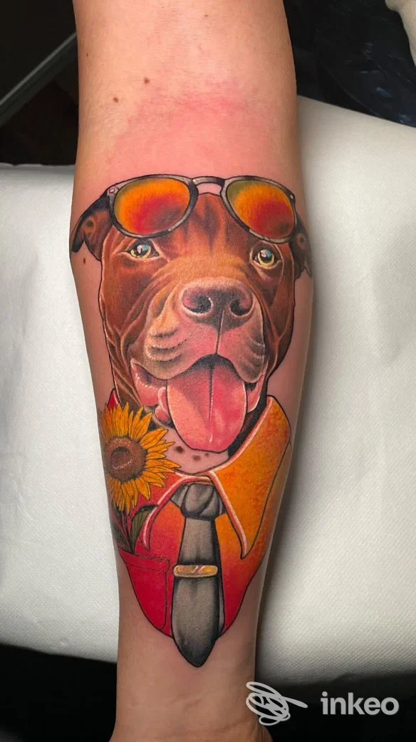 Tatuaggio a colori su avambraccio raffigurante il volto di un cane con occhiali e un girasole - Venerdì 17, Asti
